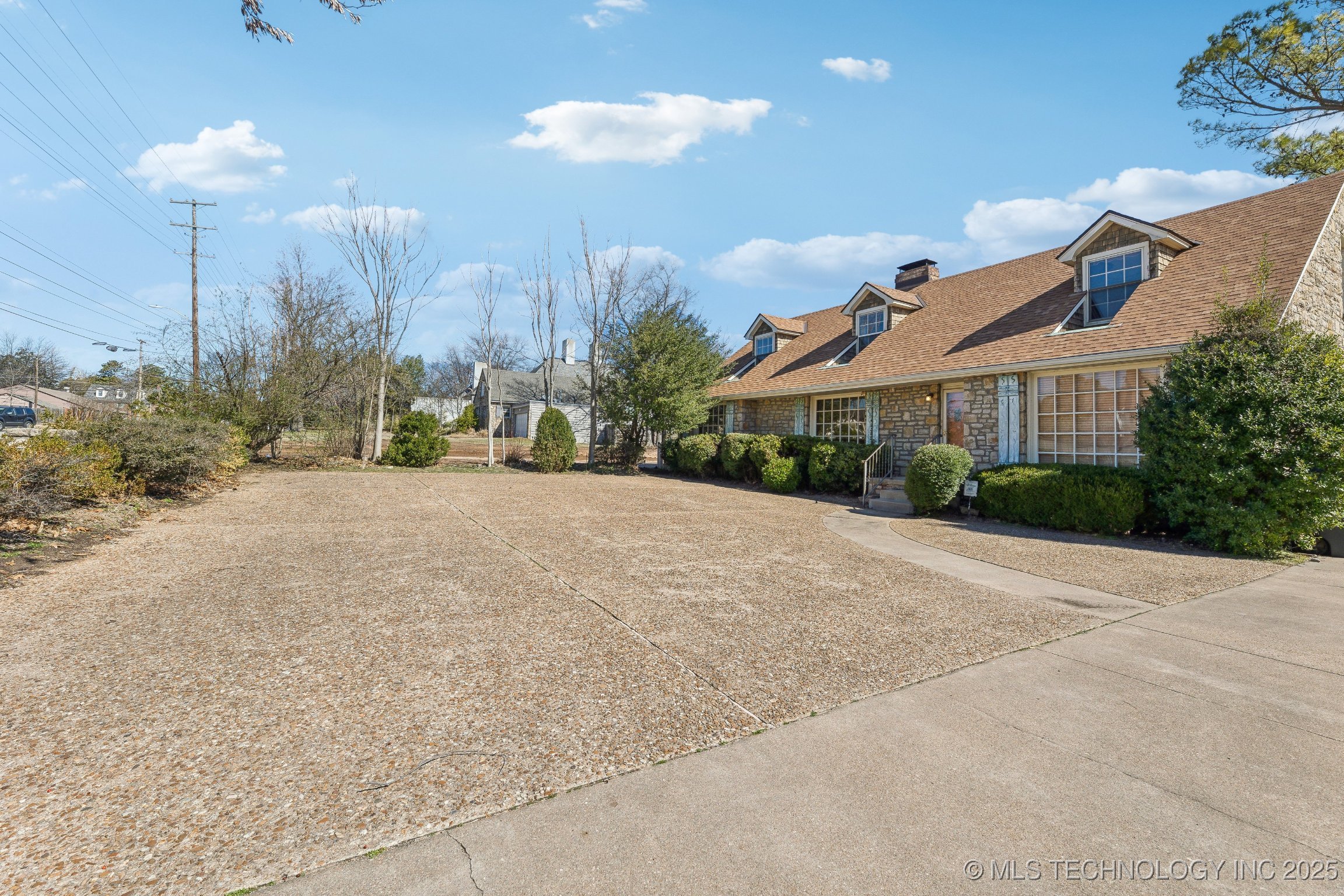 2921 S Peoria Avenue Property Photo 3