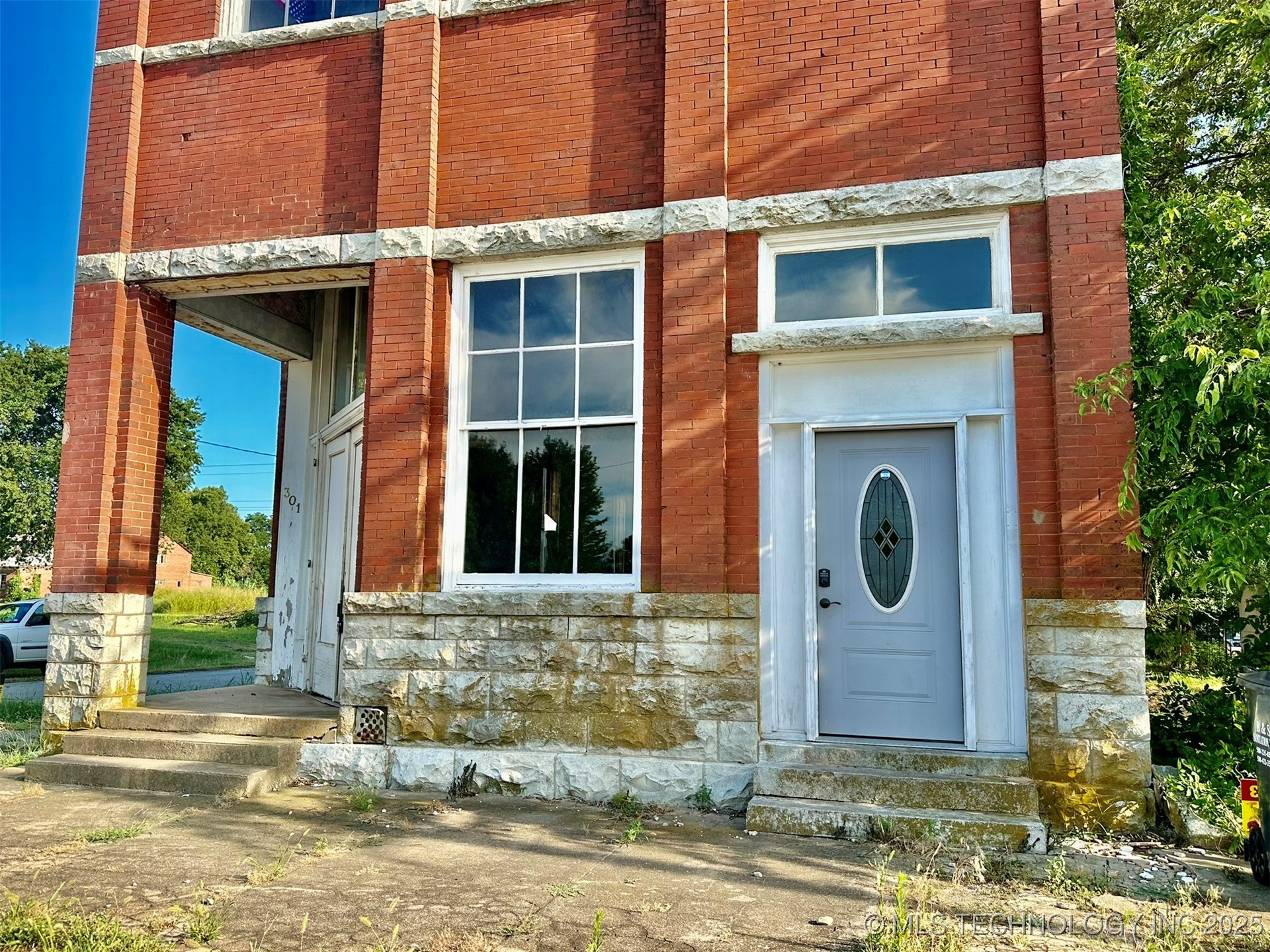 301 W Main Street Property Photo