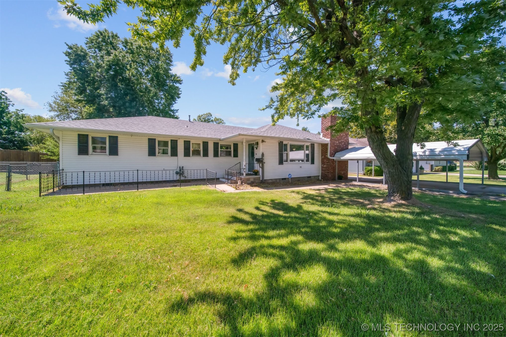 717 W Clyde Avenue Property Photo