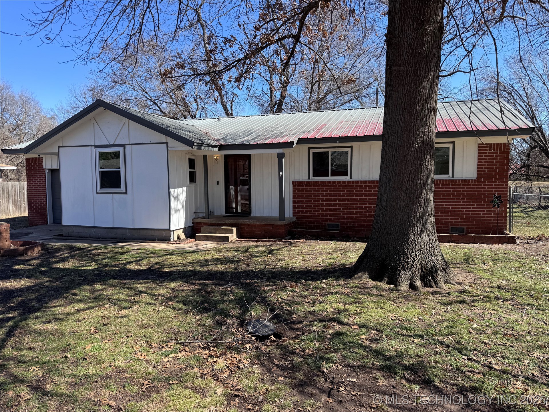 815 S Locust Avenue Property Photo 1