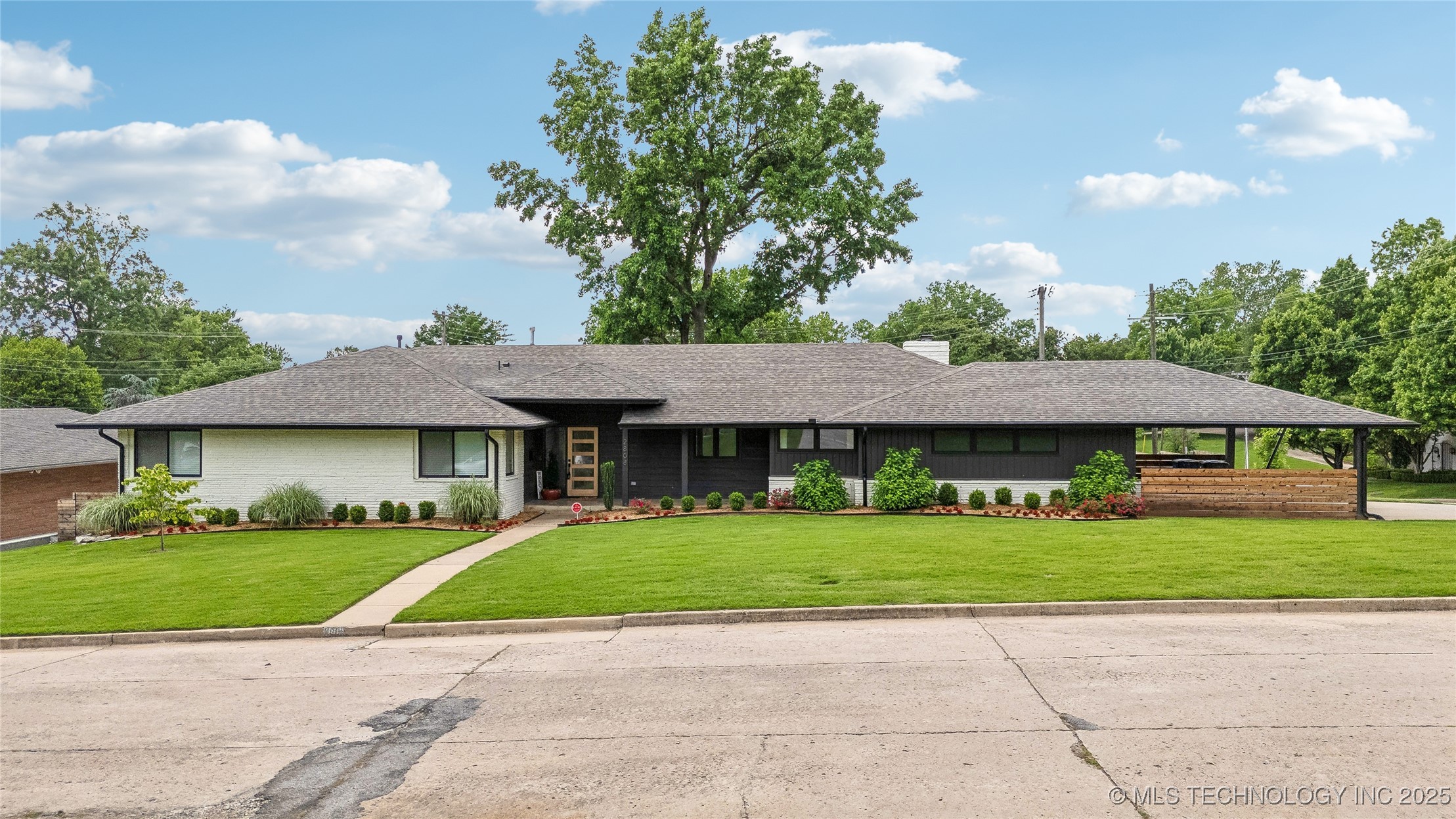 2808 E 37th Place Property Photo 1