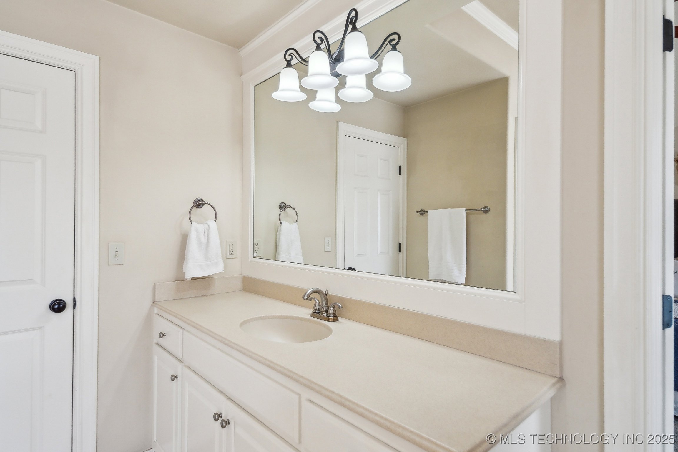 7744 S Guthrie Avenue Property Photo 23