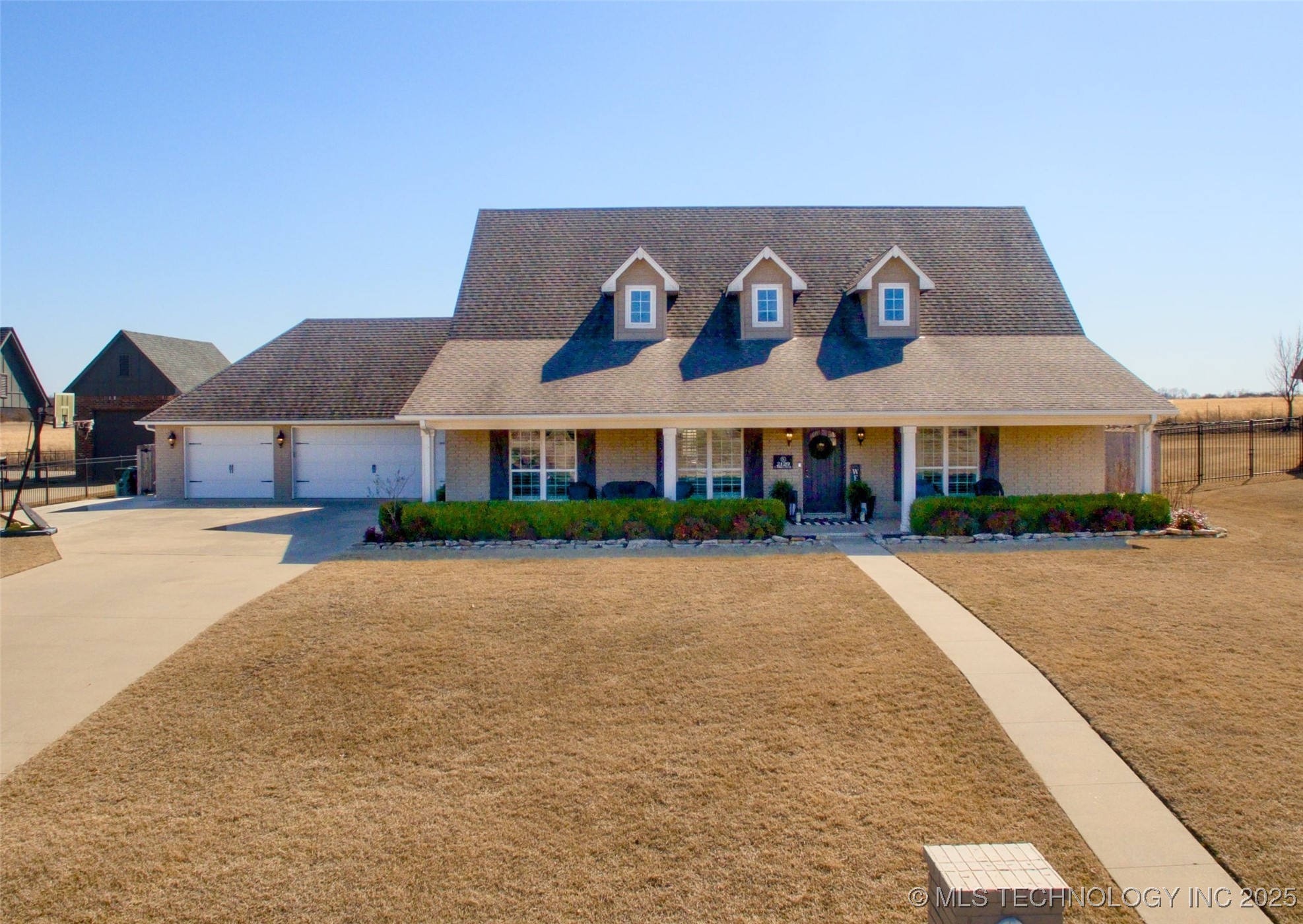 2129 E Woodland Circle Property Photo