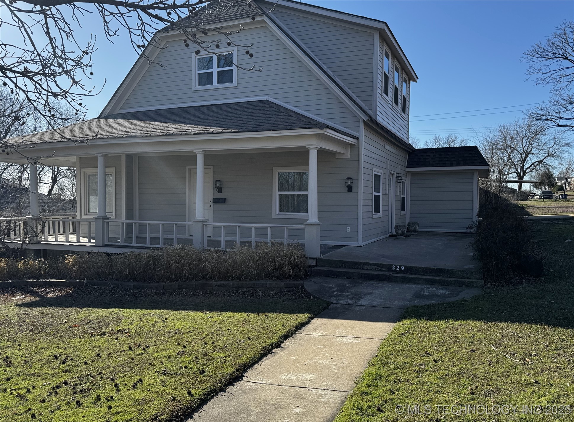 229 W Delaware Street Property Photo