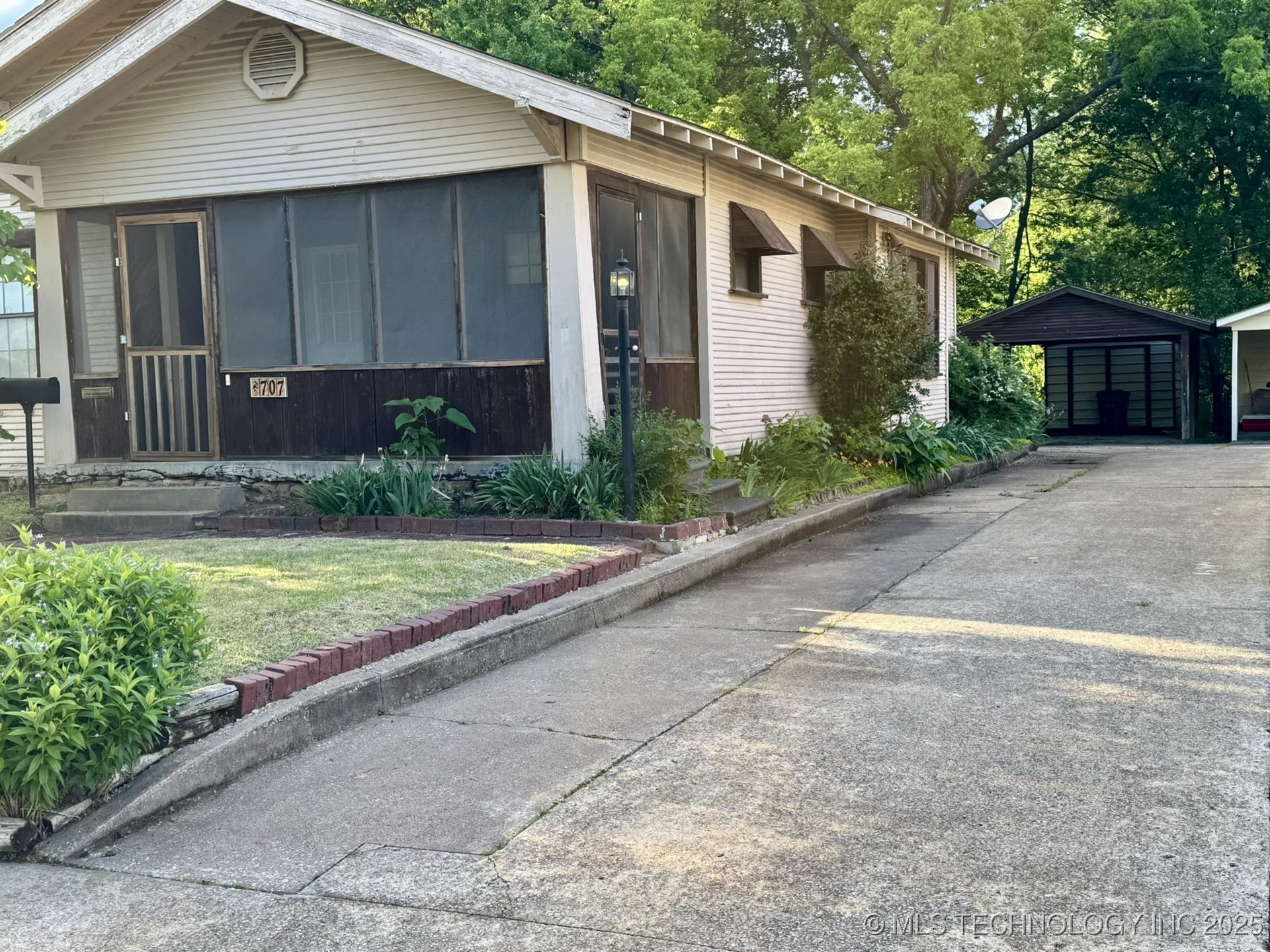707 E 15th Street Property Photo