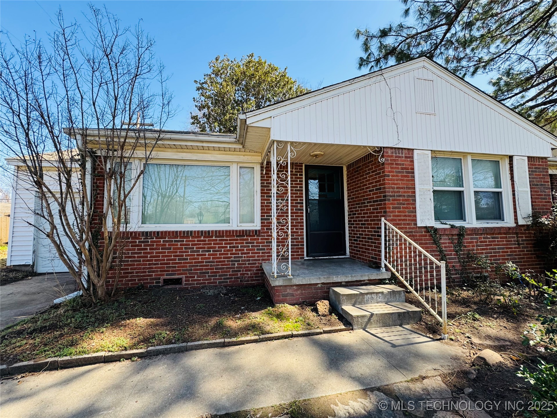 4945 S Newport Avenue Property Photo