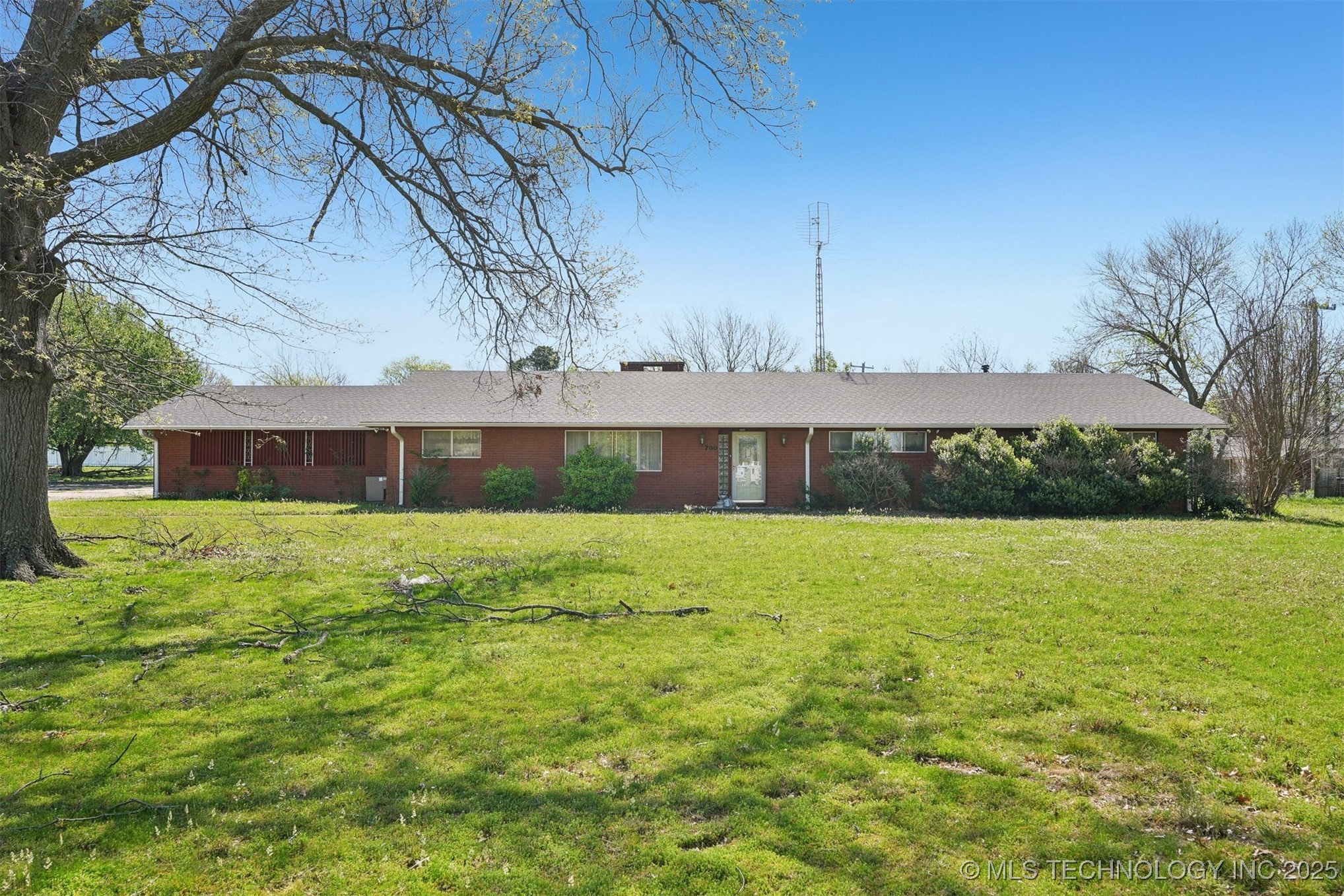 700 S Oliphant Property Photo