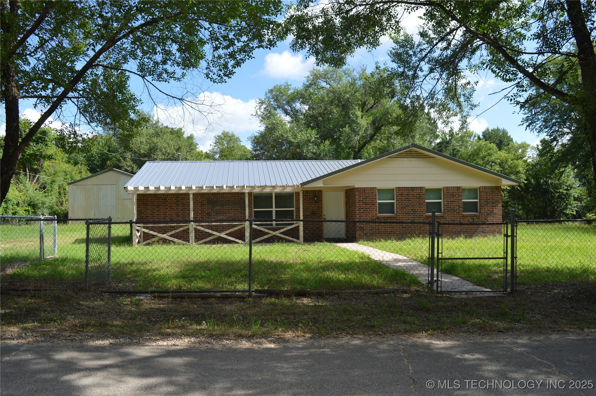 415347 E 1912 Road Property Photo 1