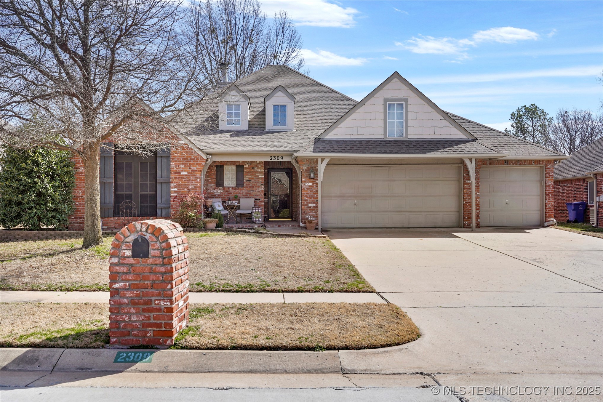 2309 S Kalanchoe Avenue Property Photo 1