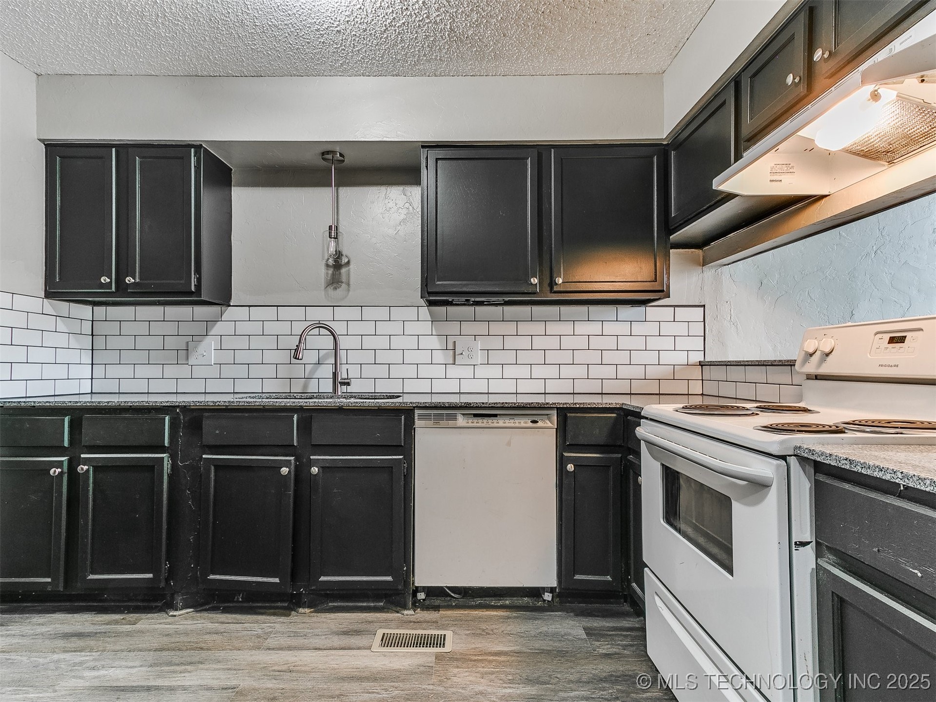 7215 Edenborough Drive Property Photo 15