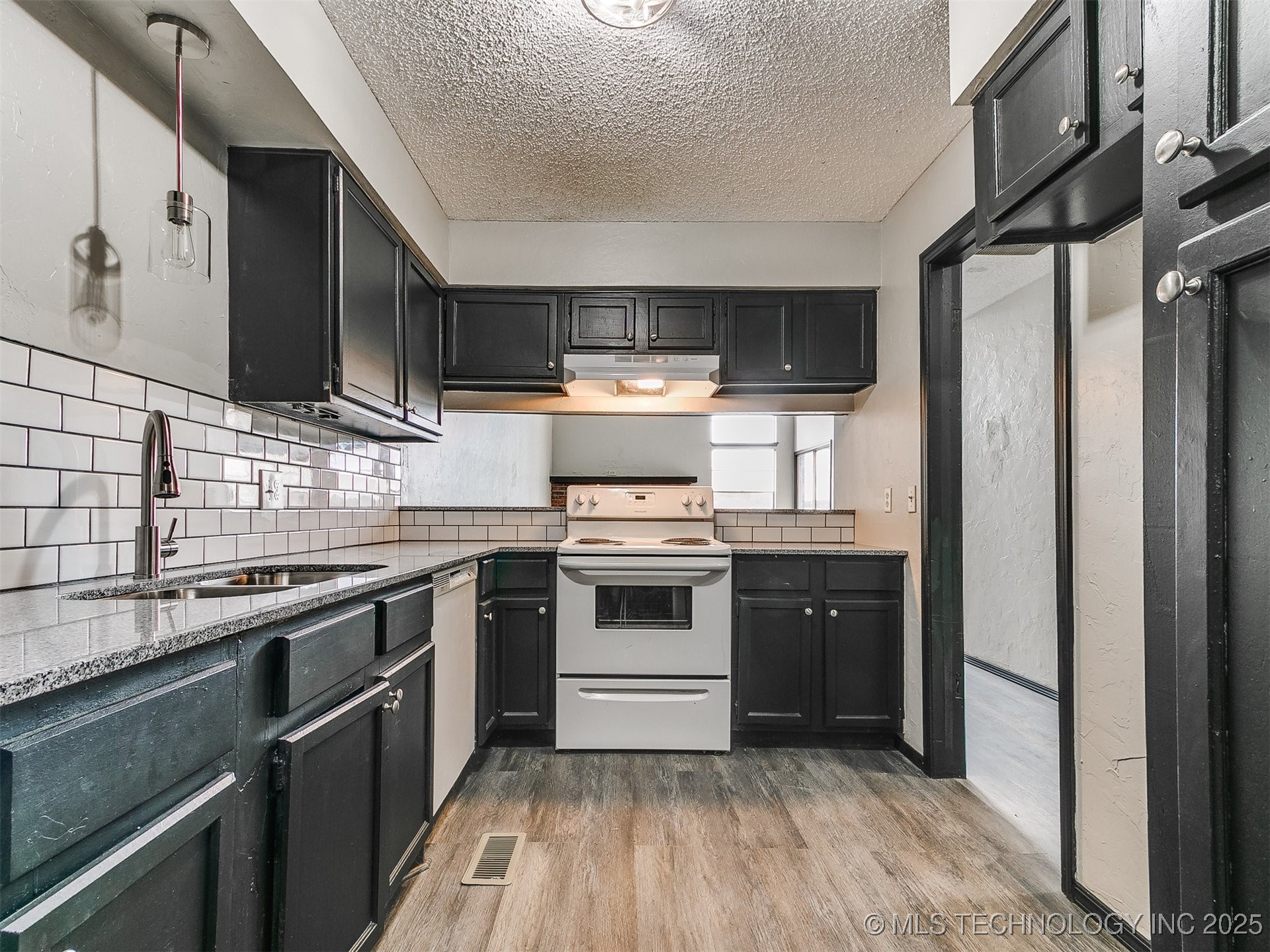 7215 Edenborough Drive Property Photo 16