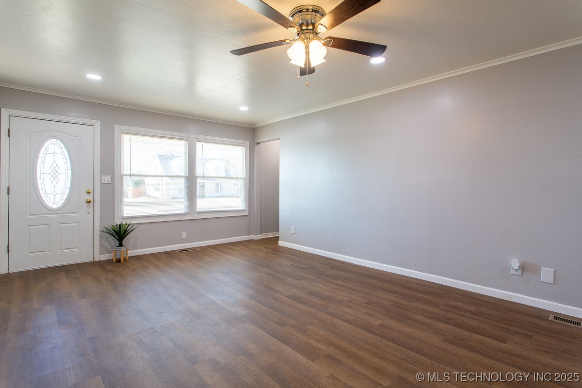 1002 Seneca Avenue Property Photo 4