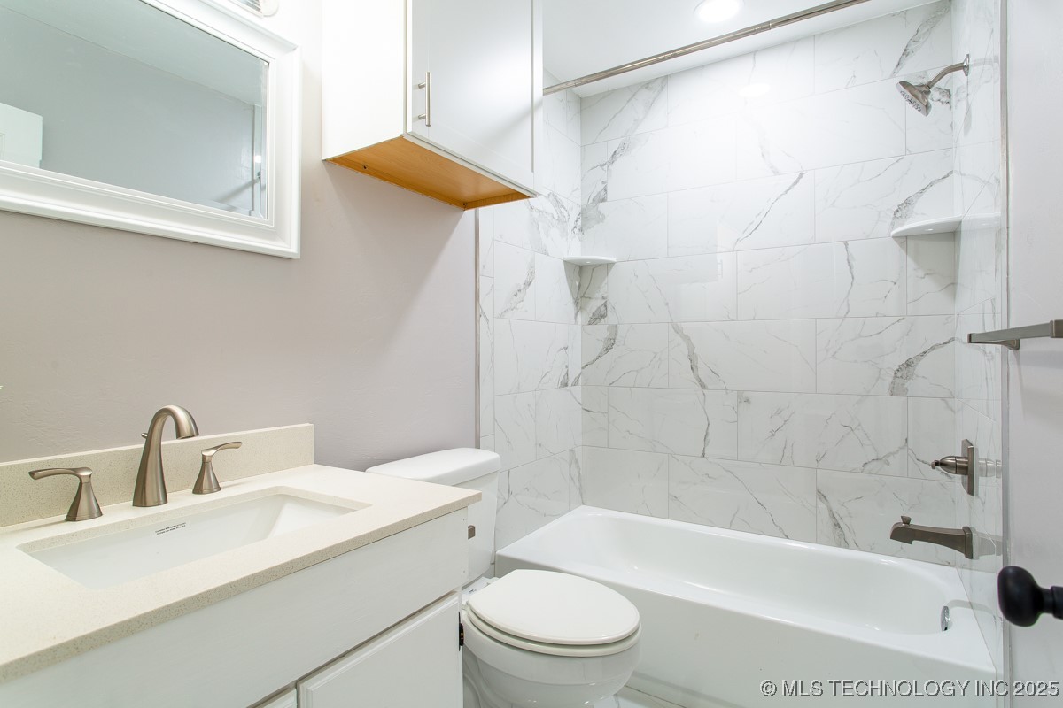 1002 Seneca Avenue Property Photo 5