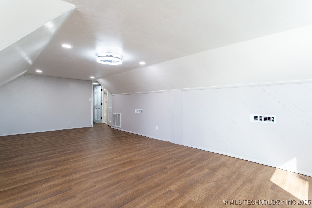 1002 Seneca Avenue Property Photo 6