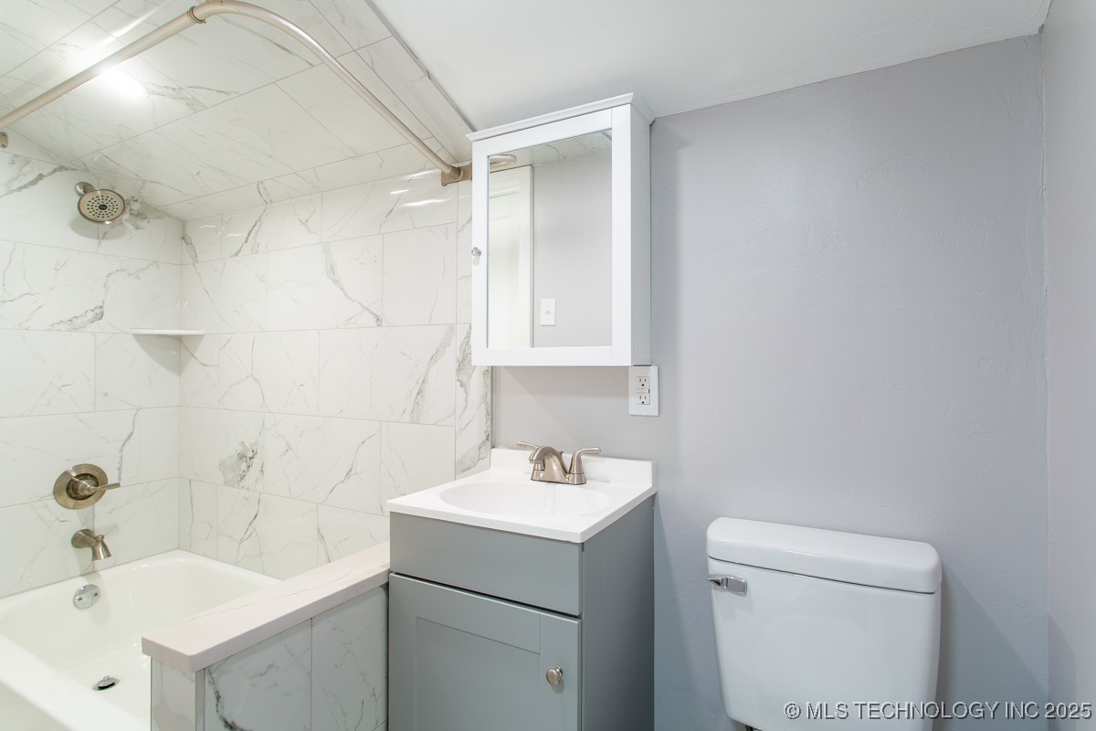 1002 Seneca Avenue Property Photo 7