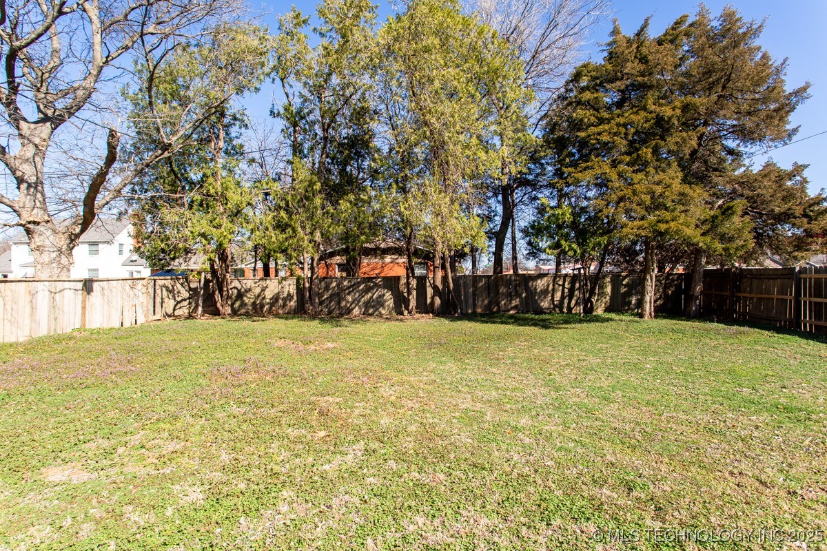 1002 Seneca Avenue Property Photo 10