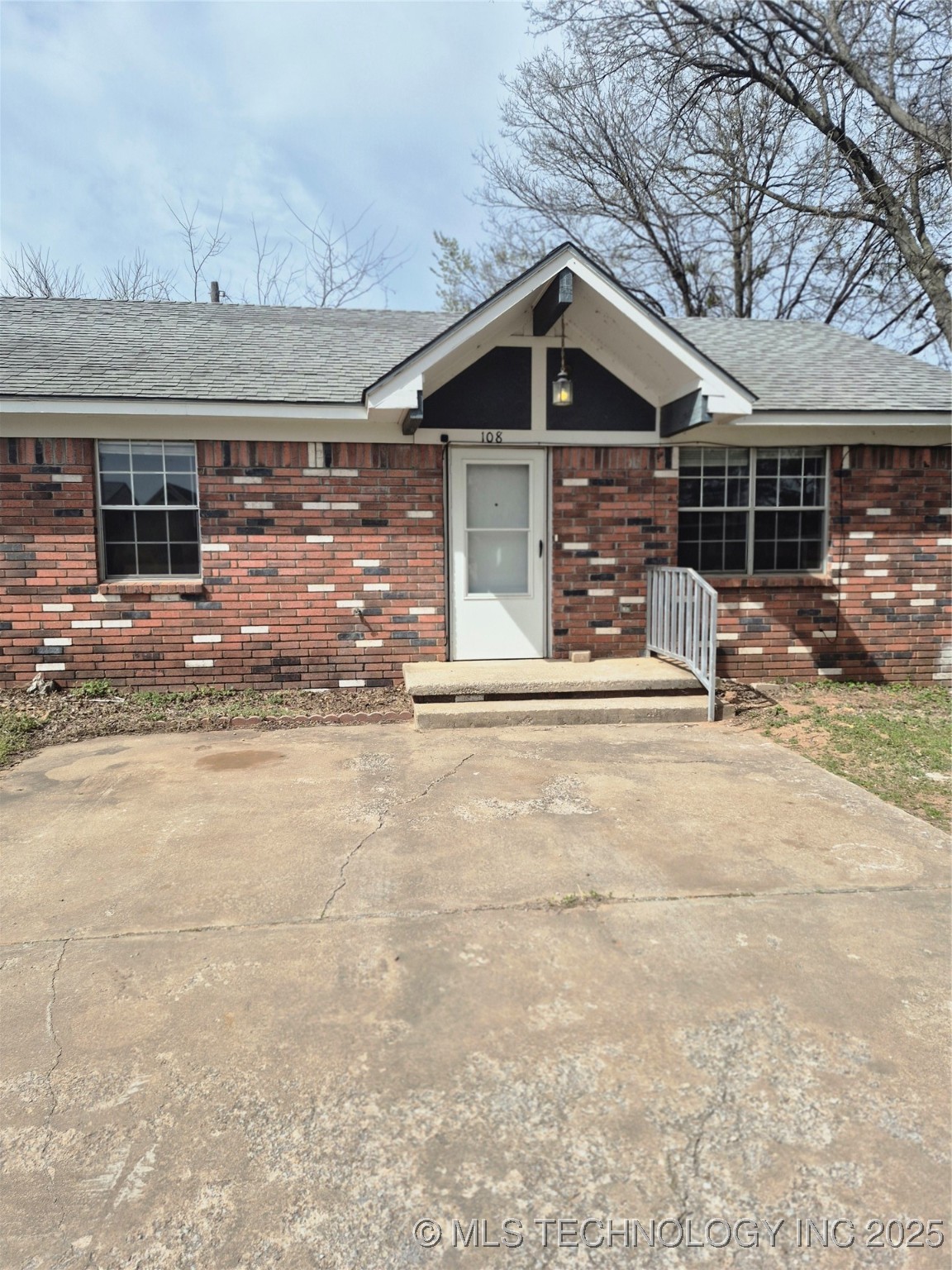 108 S E Avenue Property Photo 1