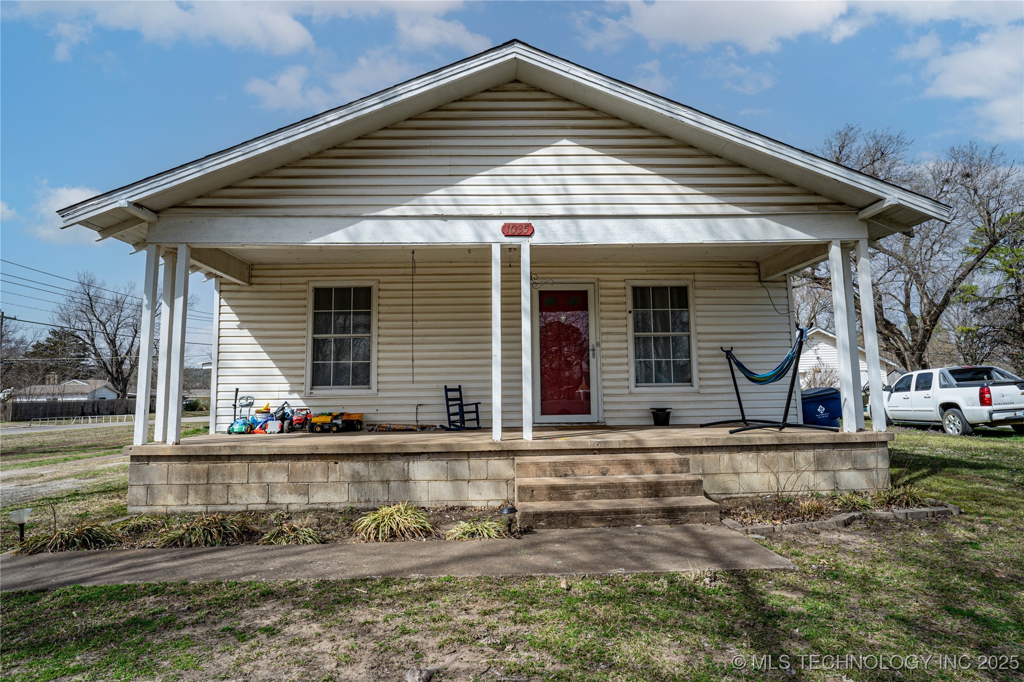 1035 S Pettit Avenue Property Photo