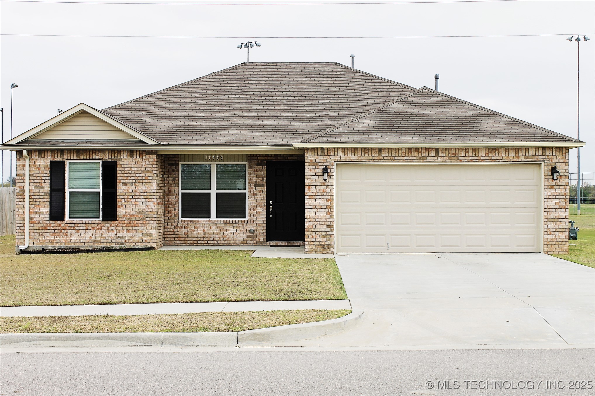 10903 N 101st Court E Property Photo