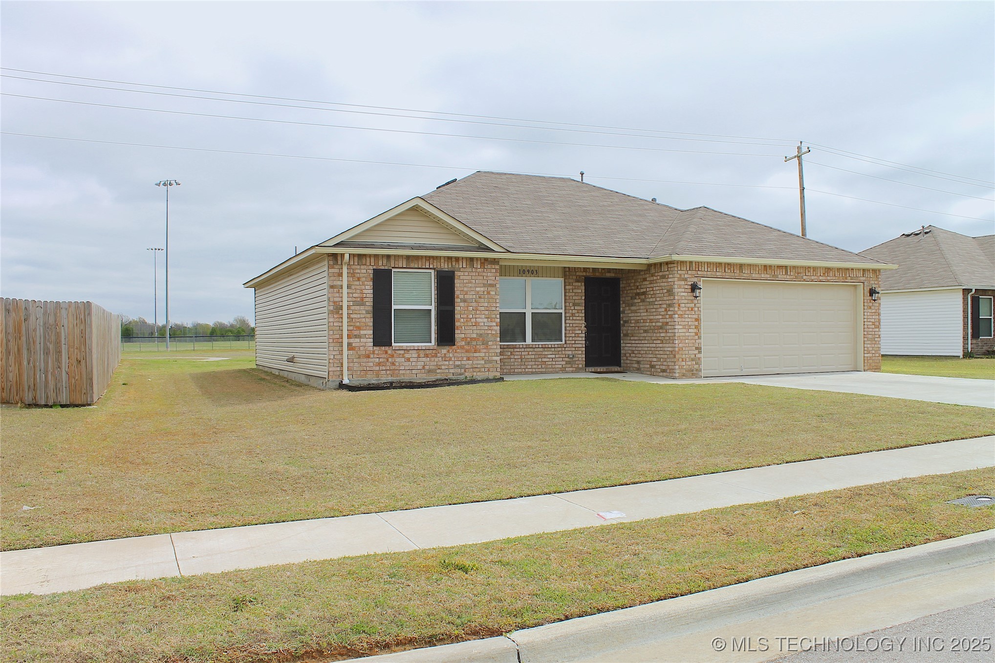 10903 N 101st Court E Property Photo 9