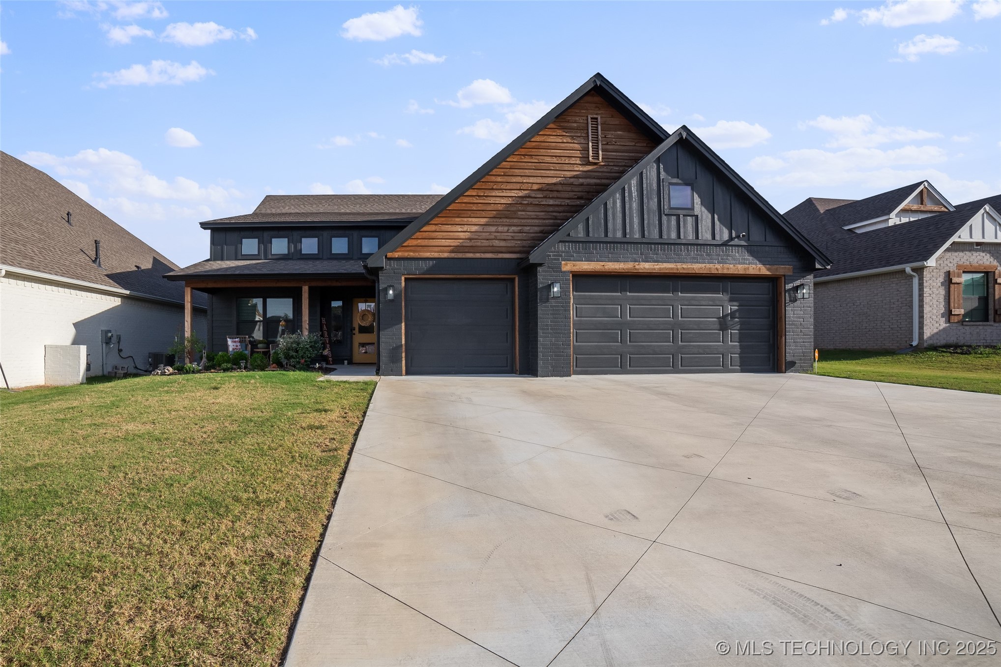 3035 N Dogwood Drive Property Photo 1