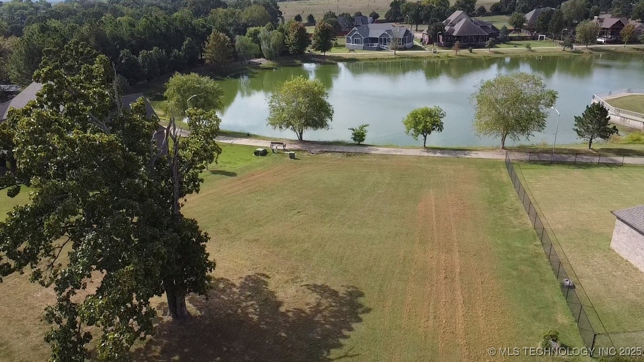 725 W Northlake Drive Property Photo 1