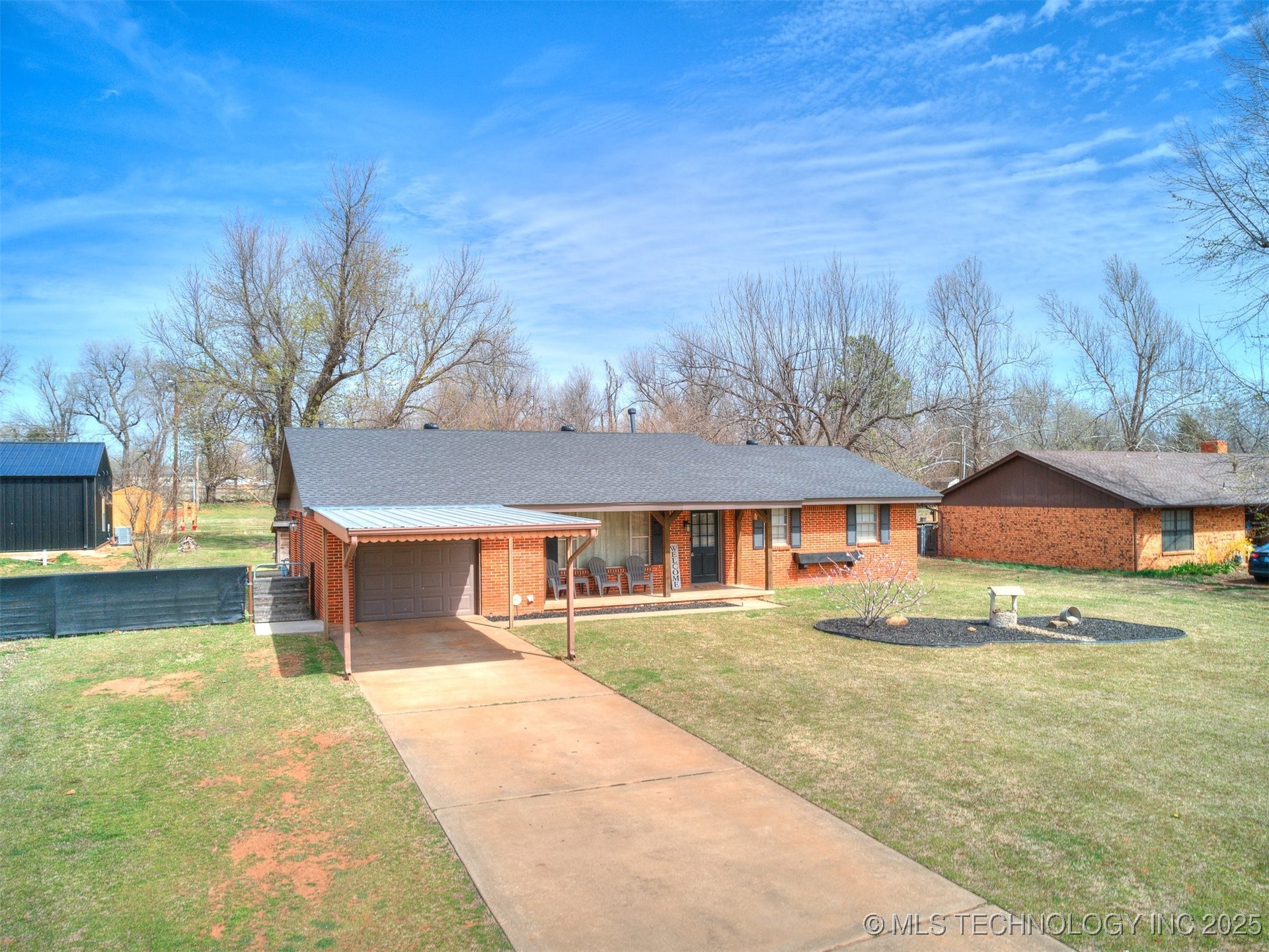 1901 E Mohr Property Photo 1