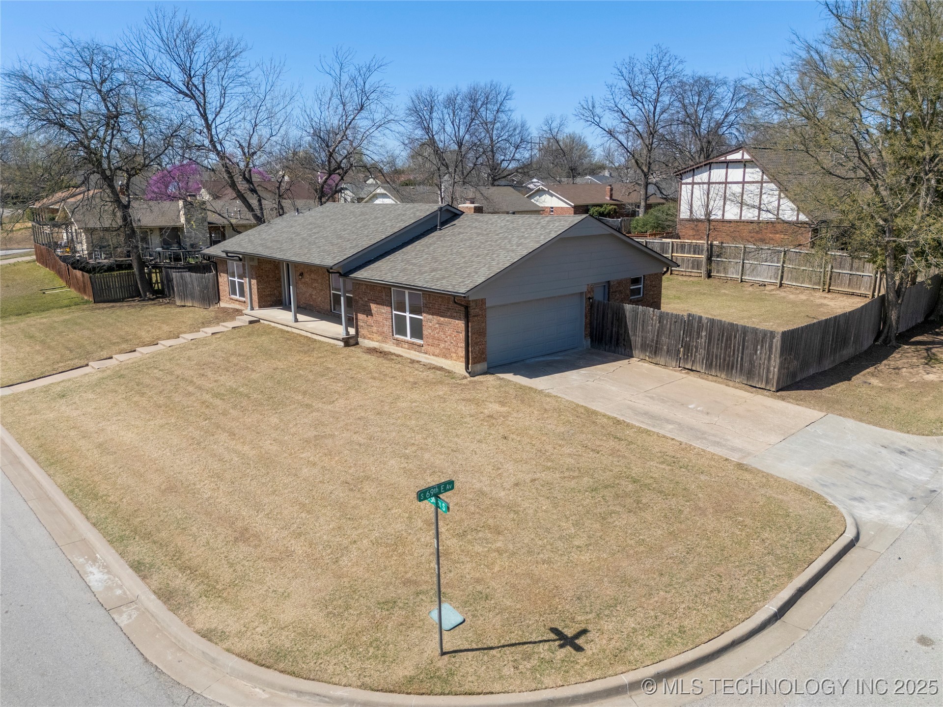 6817 E 95th Street Property Photo