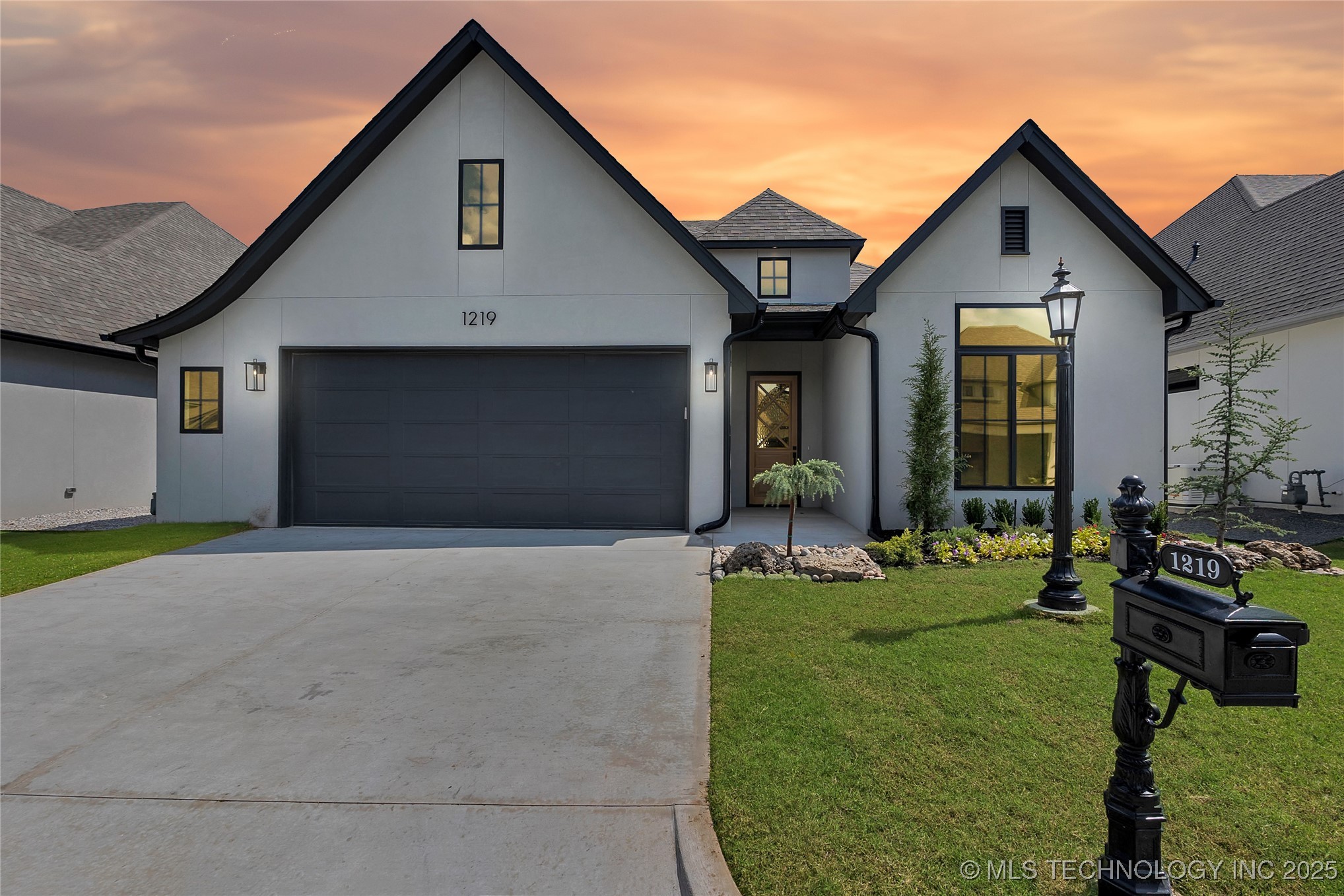 1219 N 71st Place Property Photo 1