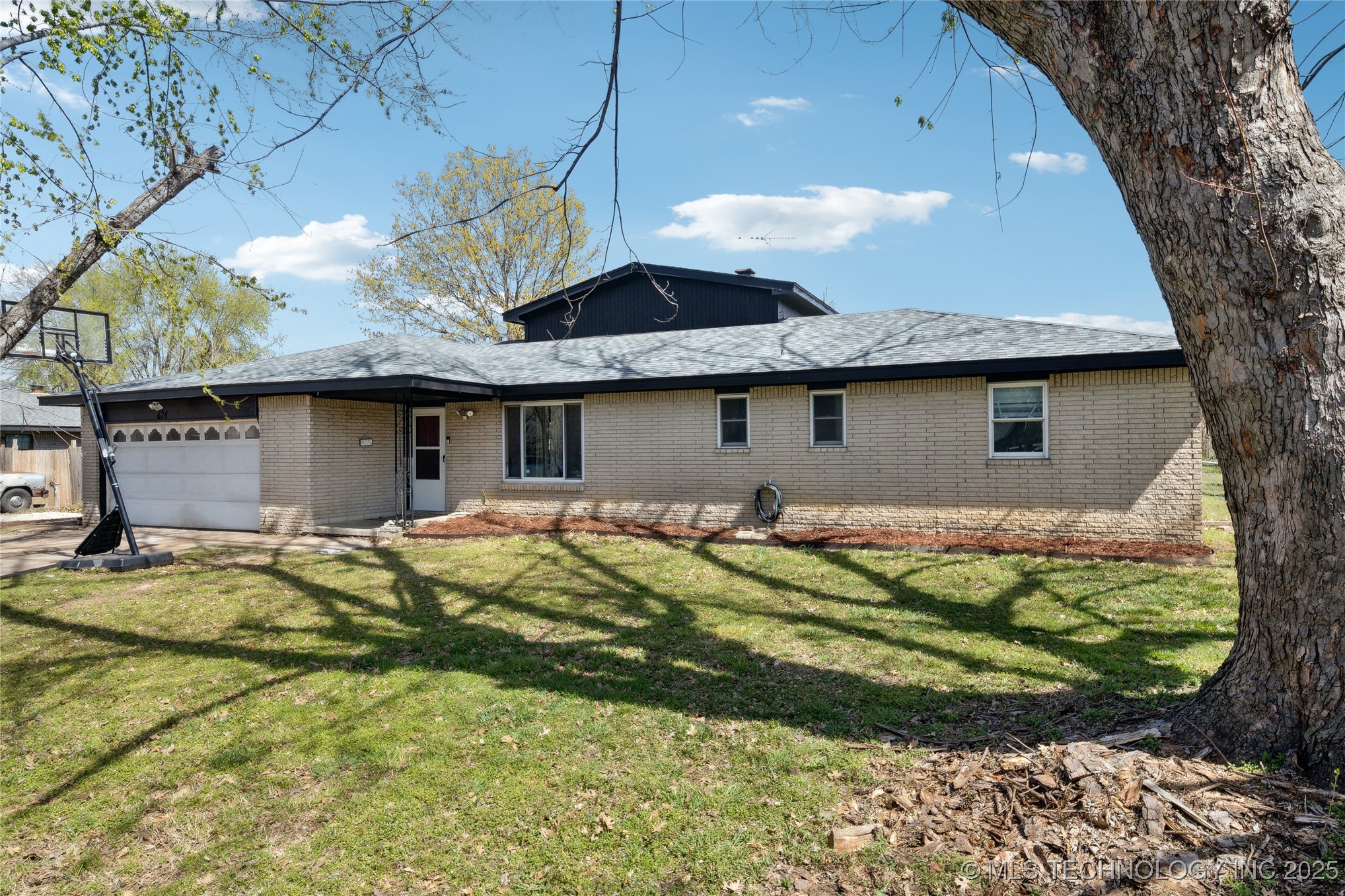 624 S Maple Street Property Photo