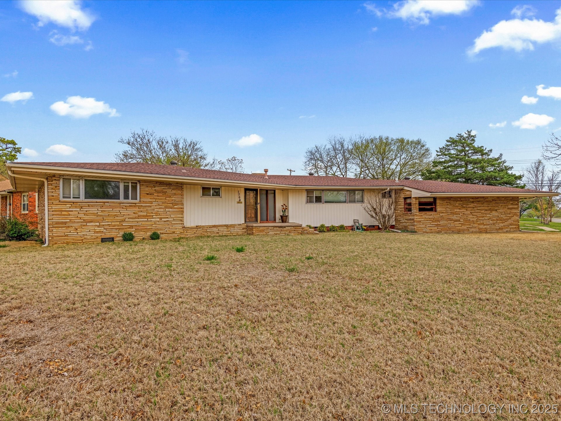 1700 S Grandview Avenue Property Photo