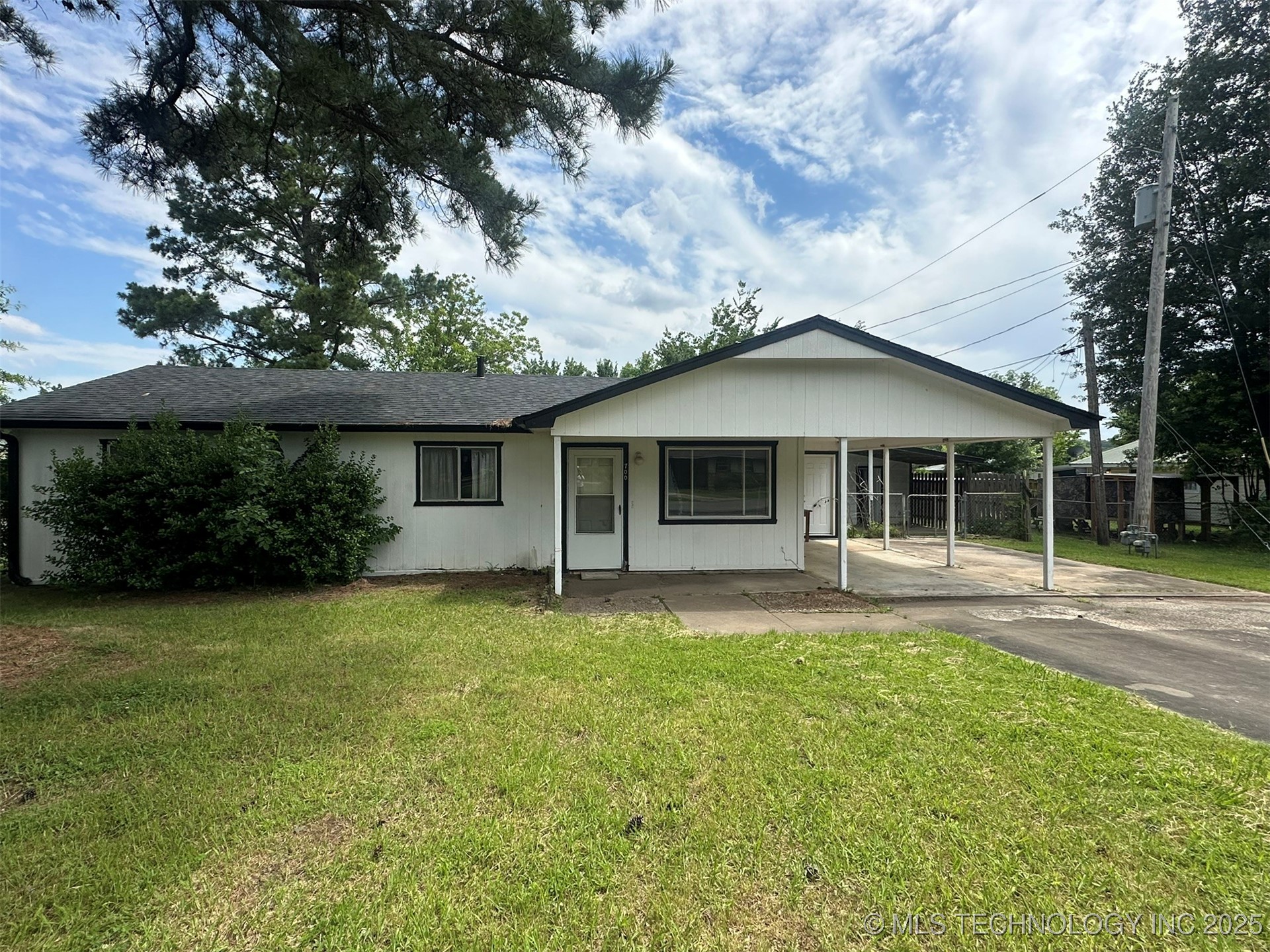 700 W Caddo