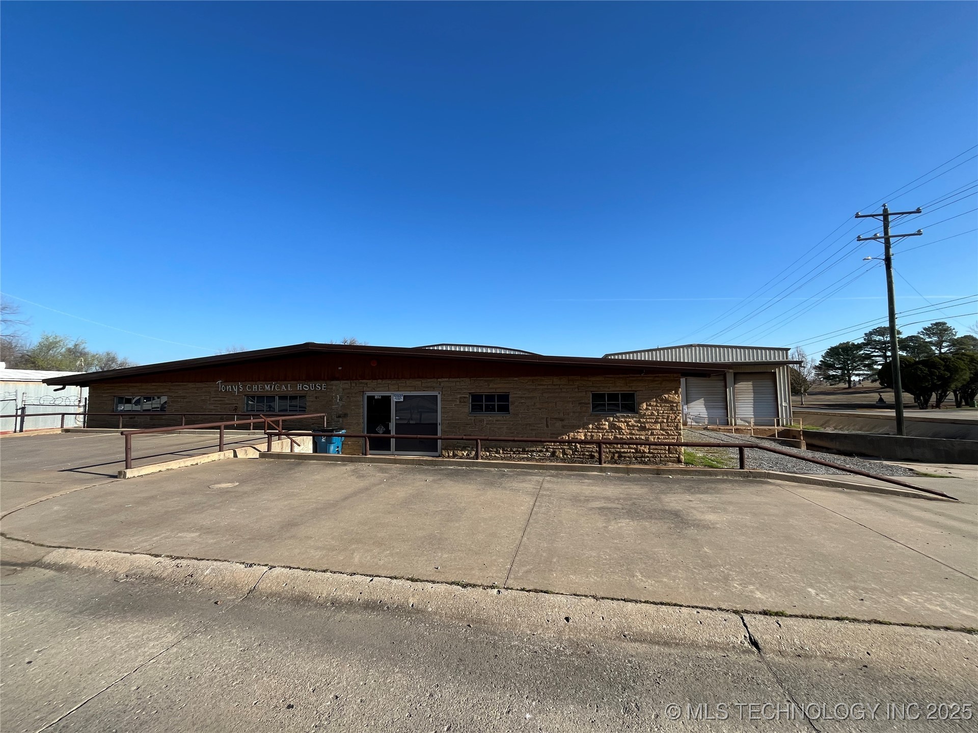 1221 E Washington Avenue Property Photo