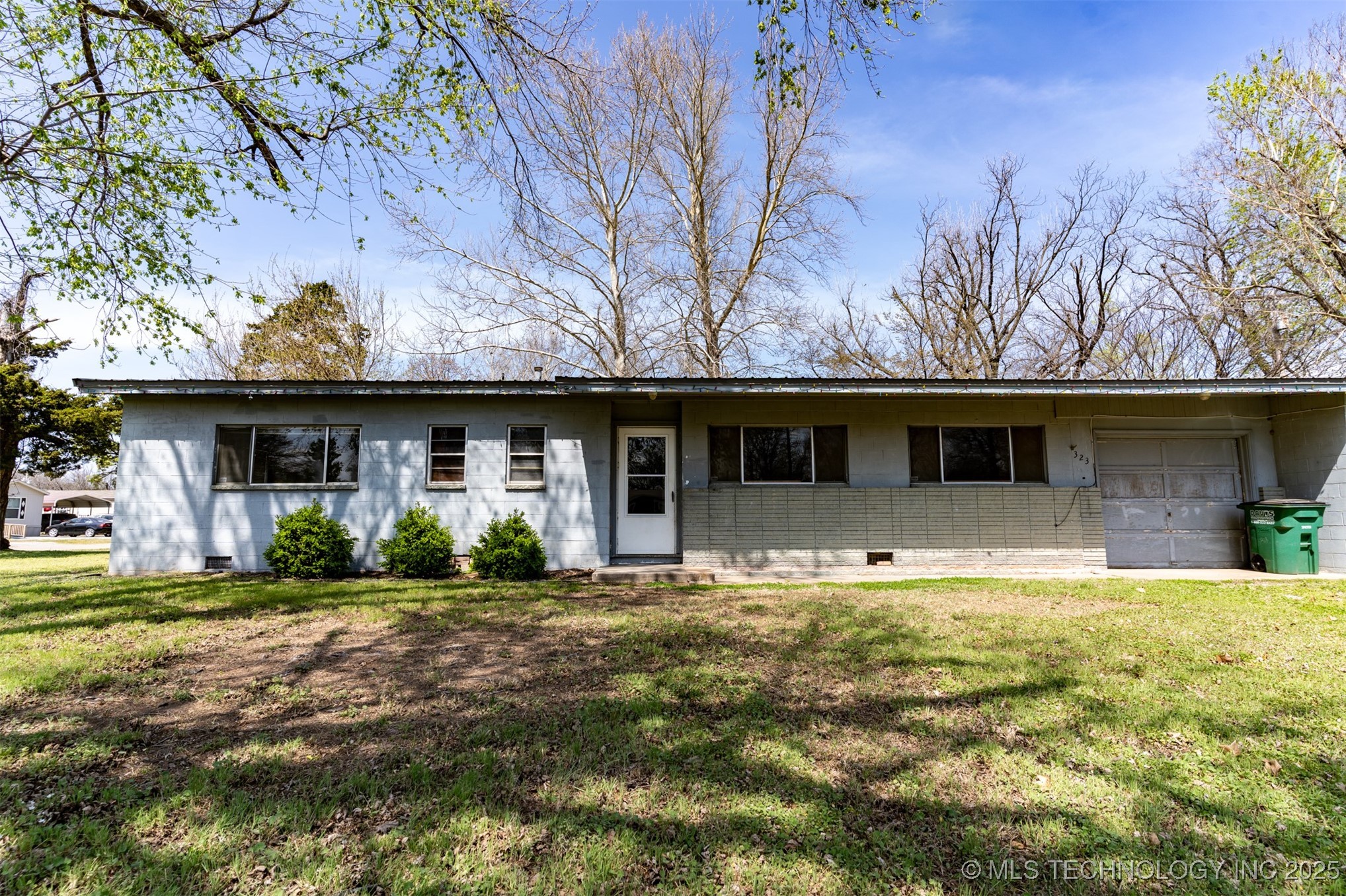 323 W Chantry Property Photo