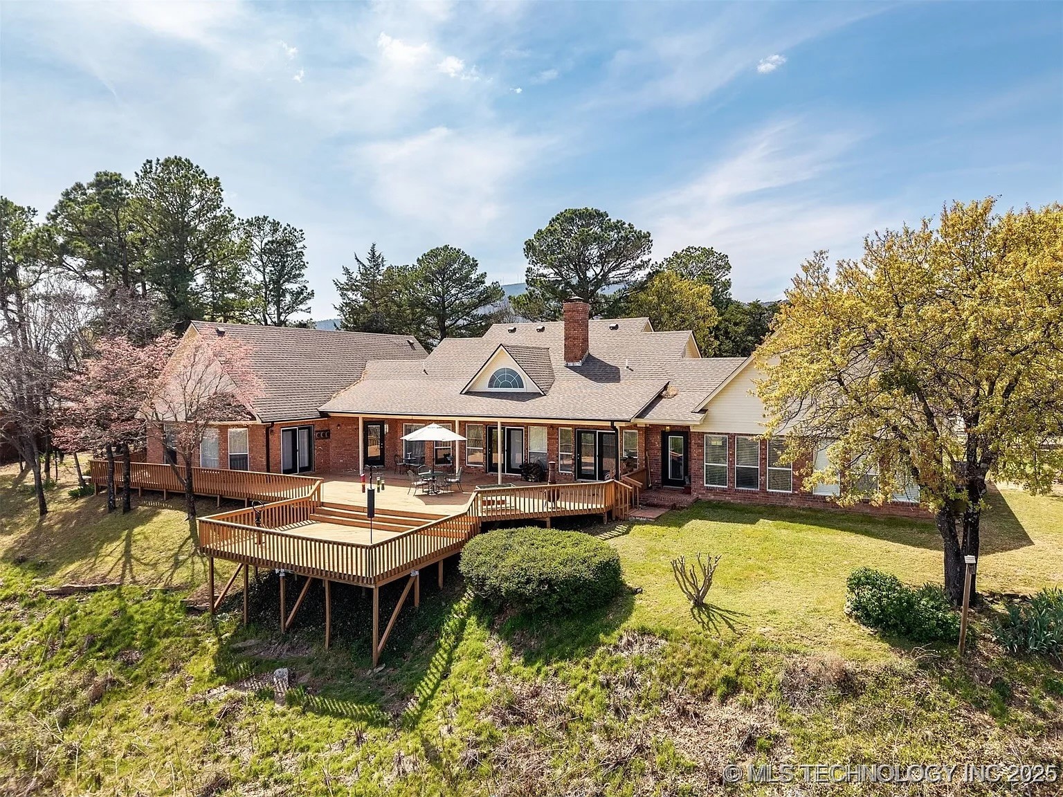 100 Winters Way Property Photo 1