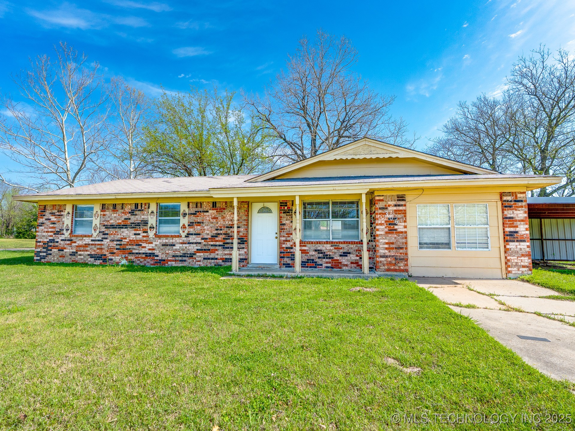 306 E Colonial Property Photo