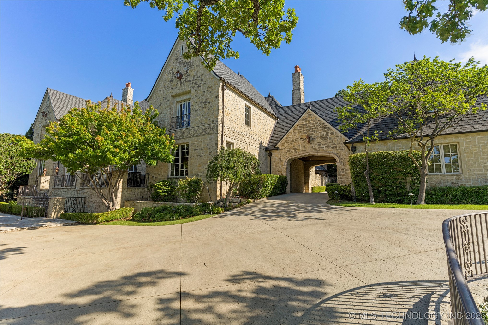 8529 S Maplewood Avenue Property Photo