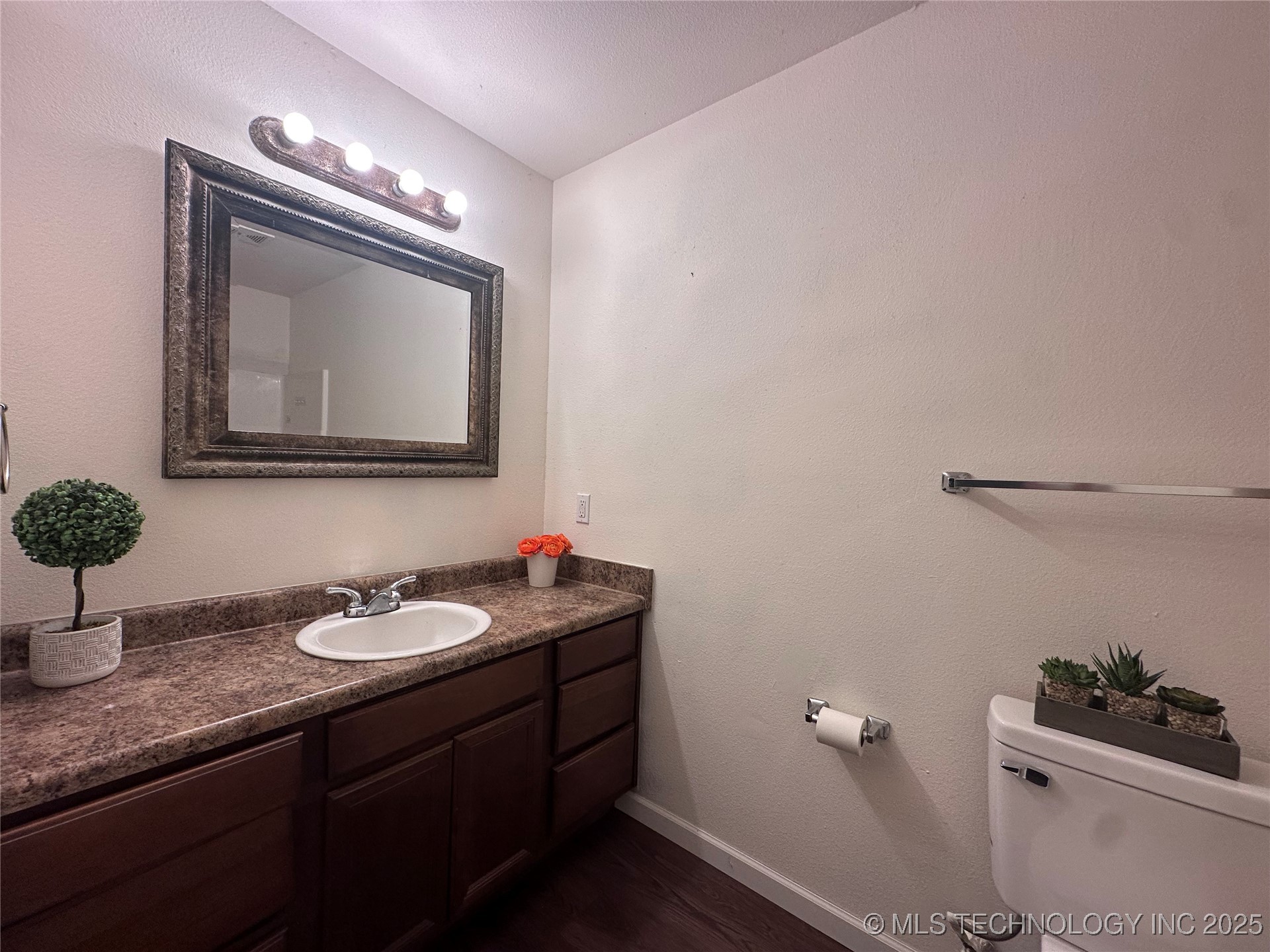 709 N Carlsbad Street Property Photo 11