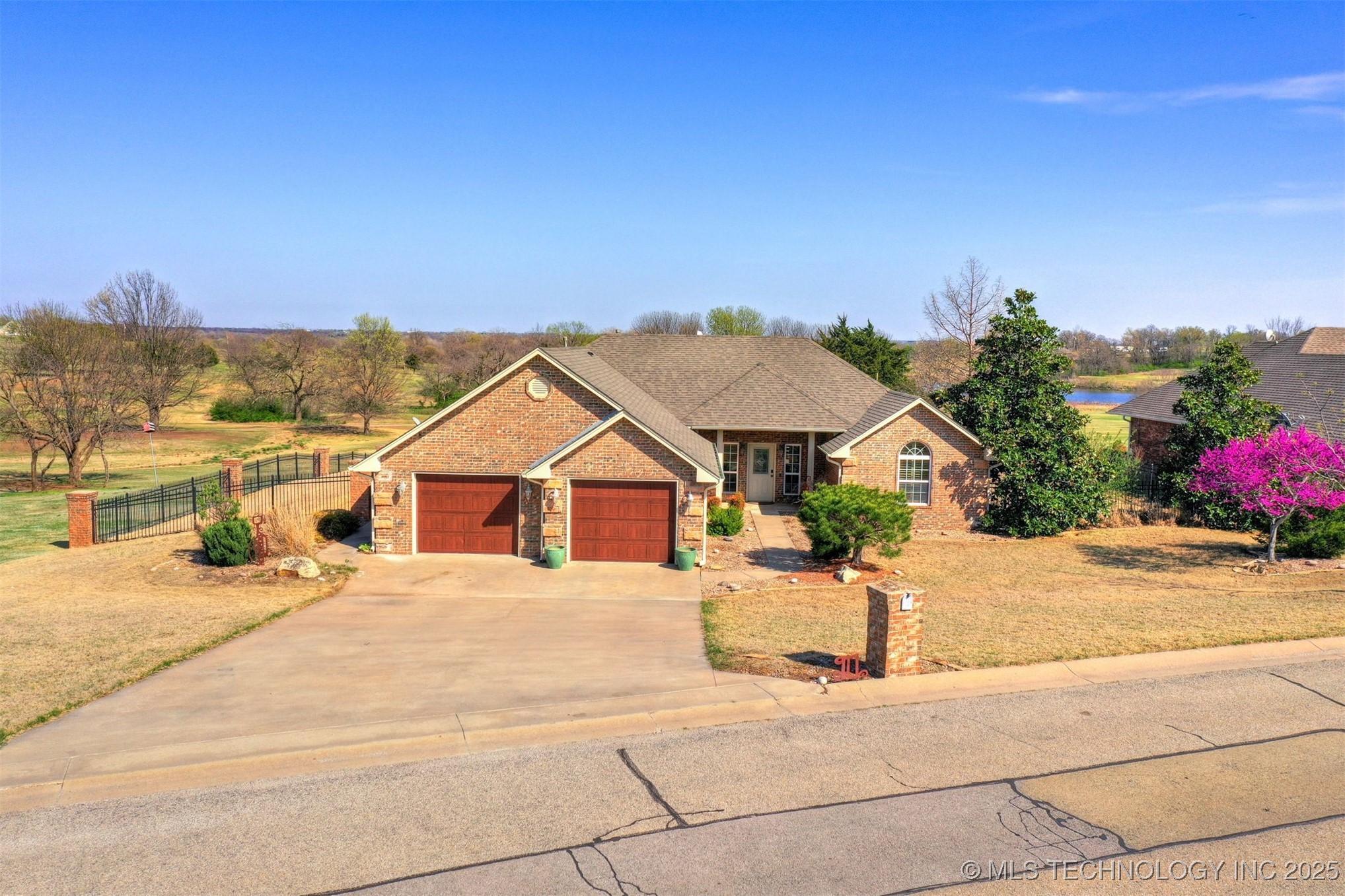 917 Country Club Drive Property Photo