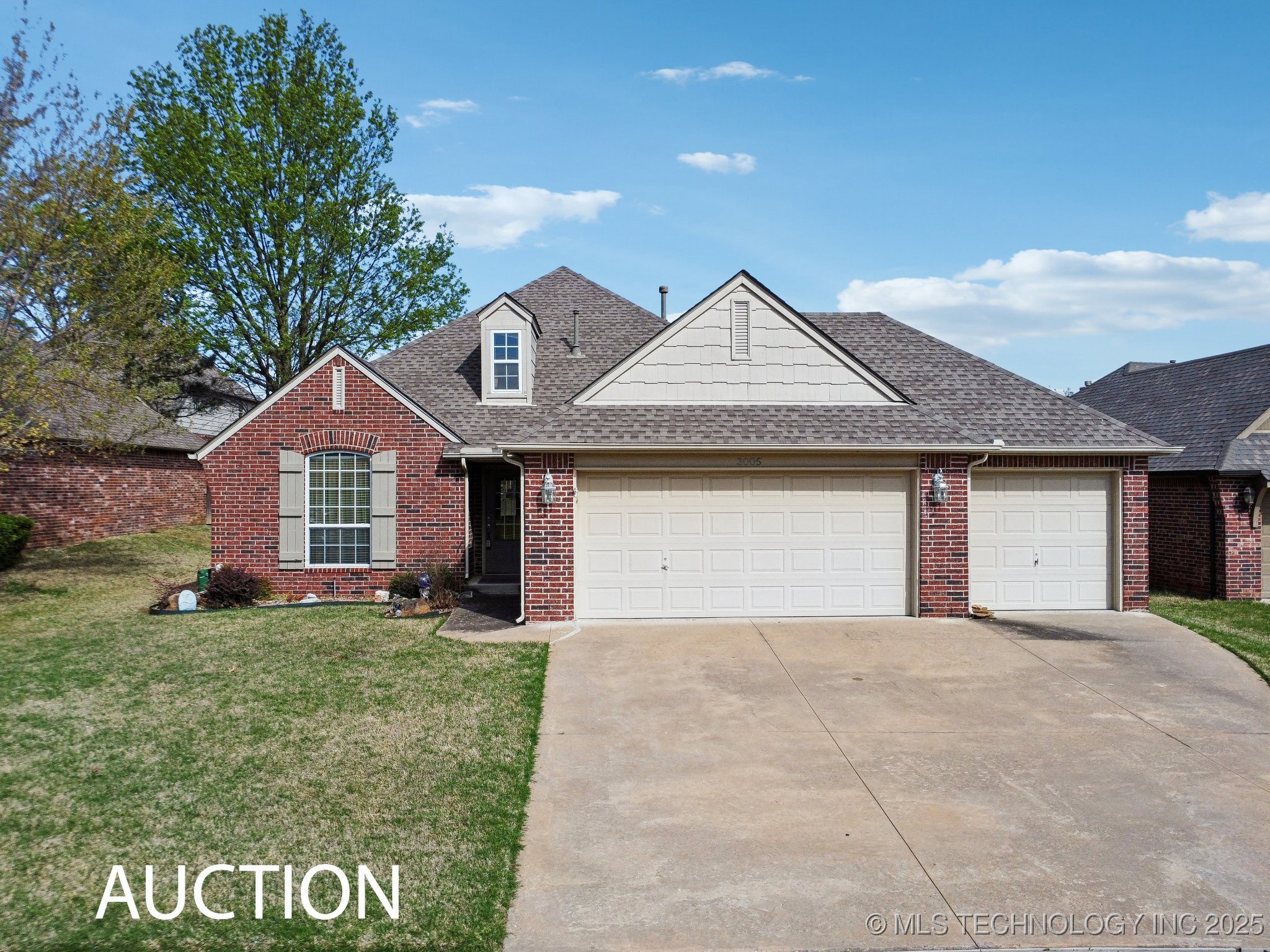 3005 N Ironwood Avenue Property Photo 1