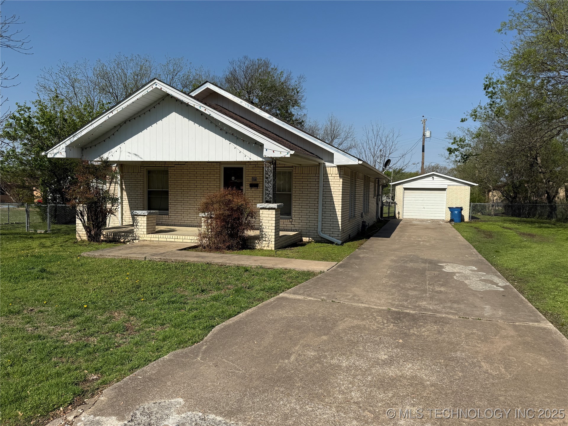 609 N E Street Property Photo 1