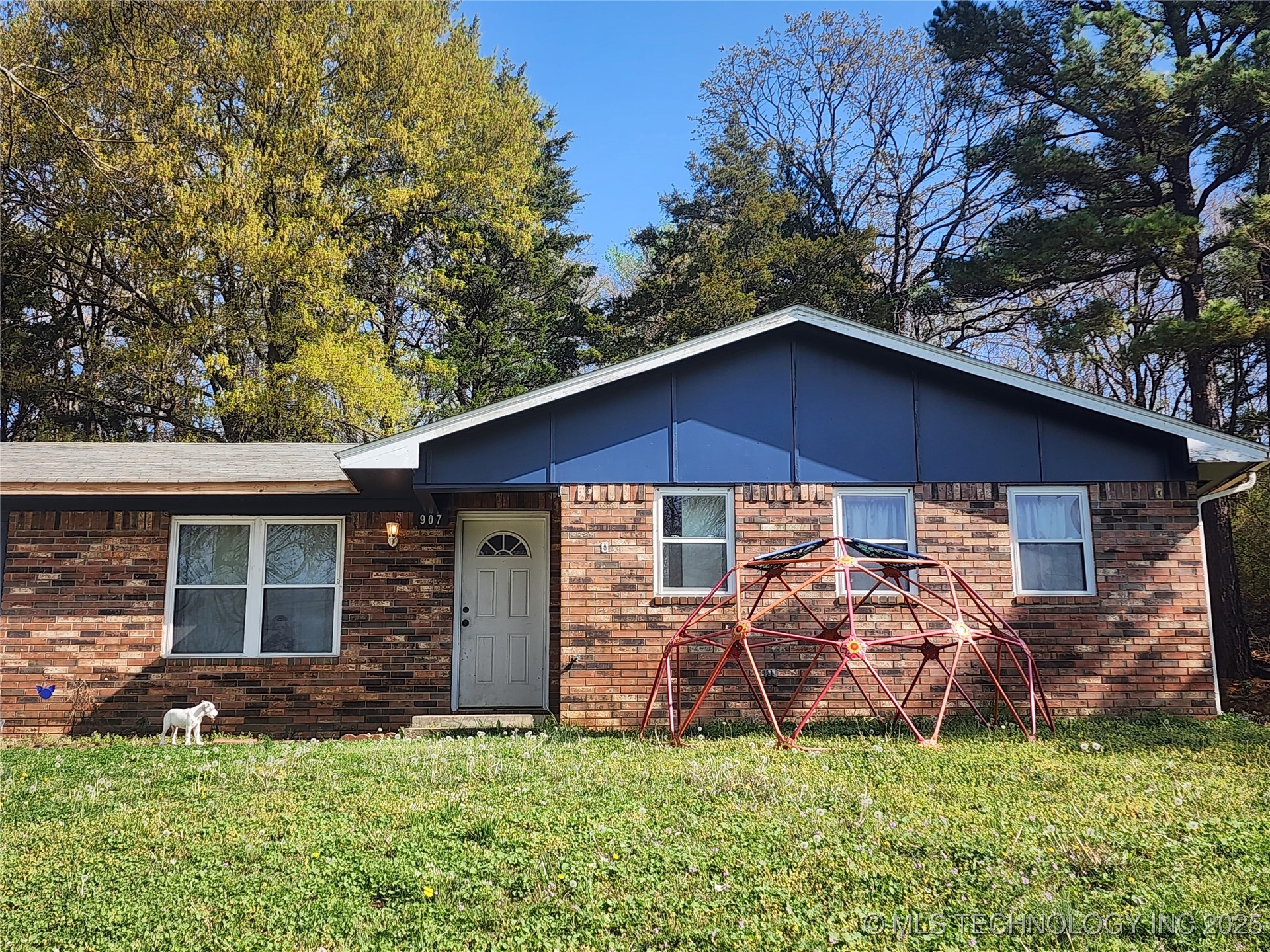 907 W Cedar Avenue Property Photo