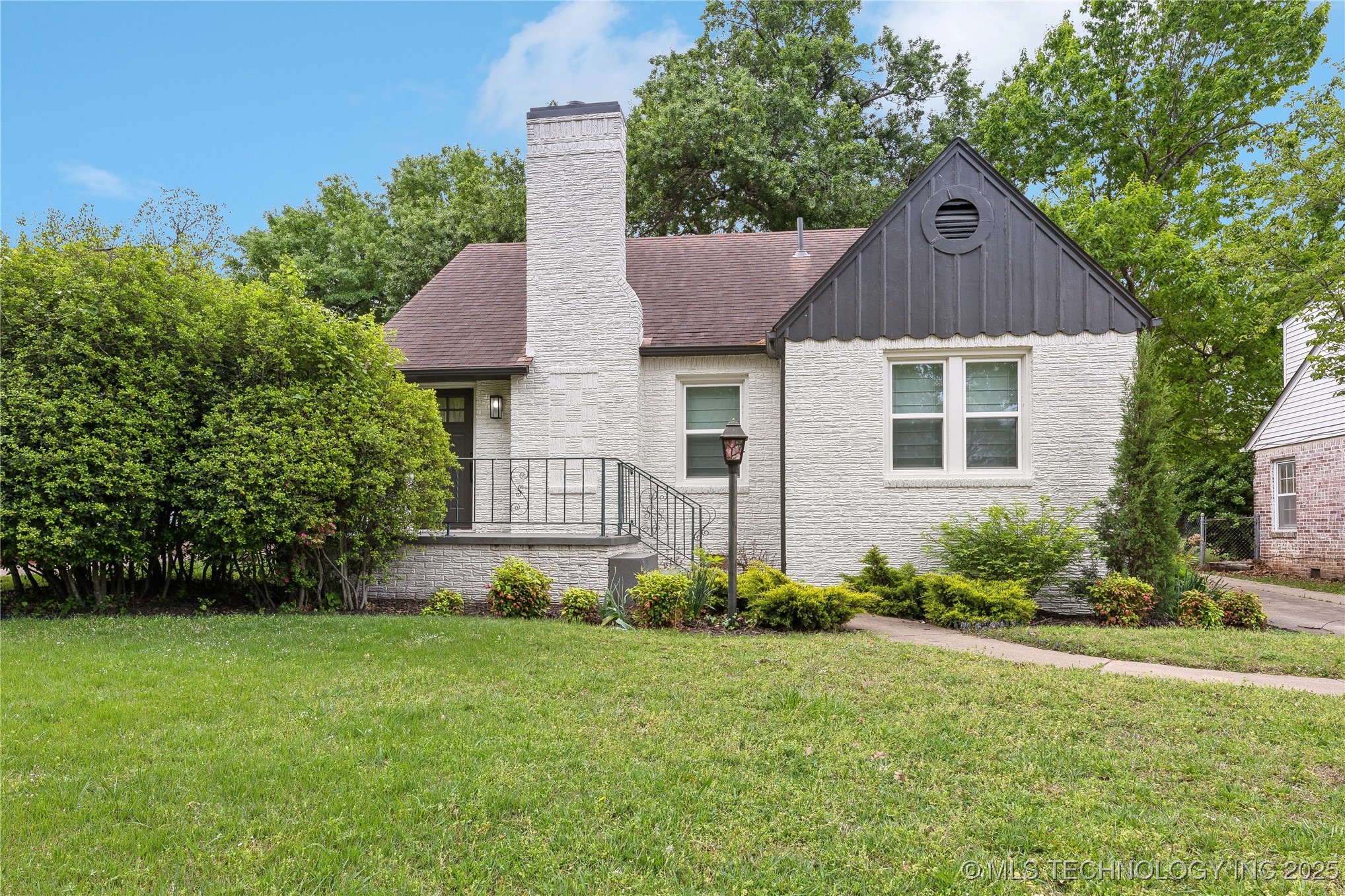 2514 E 18th Street Property Image