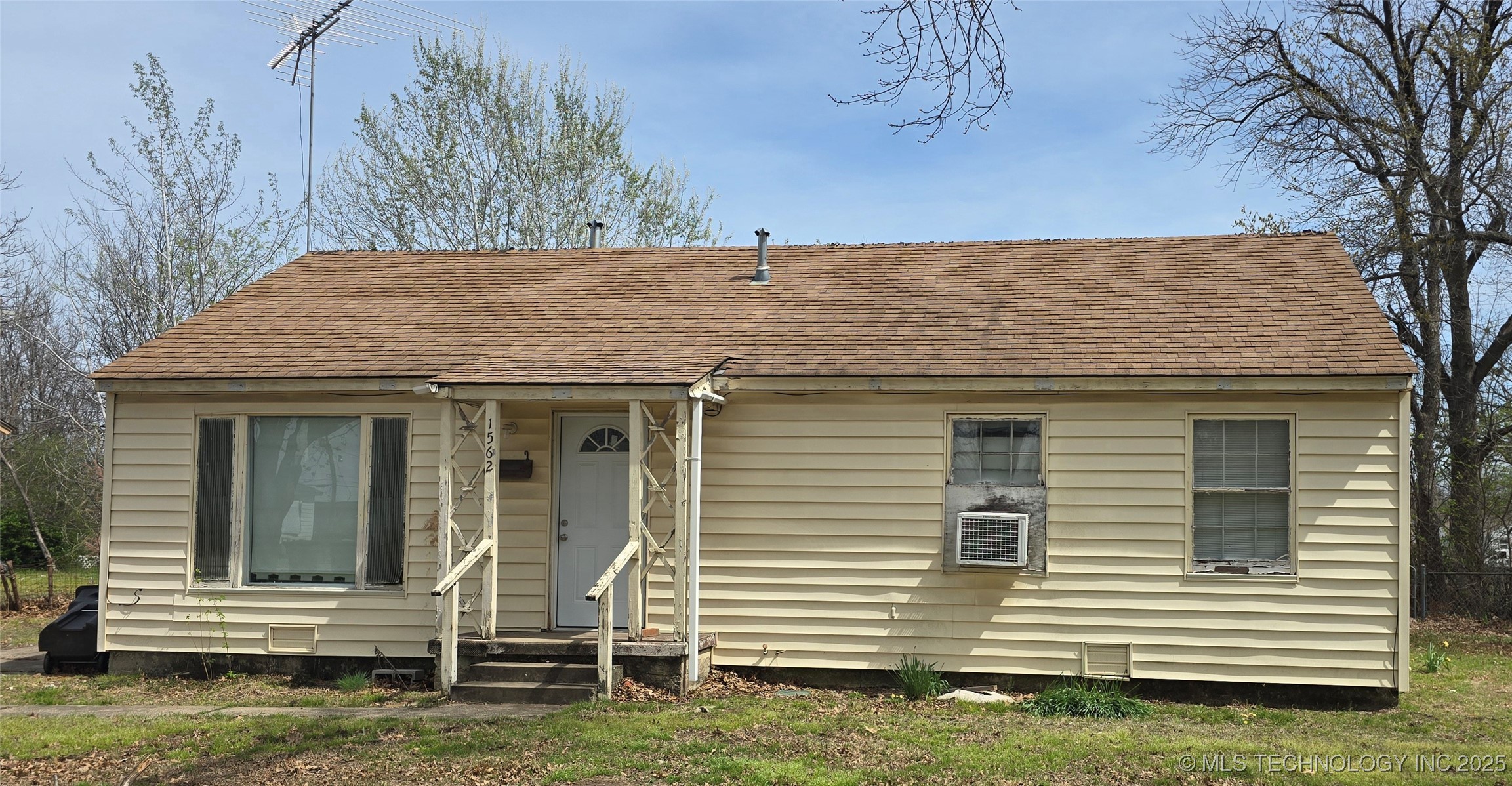 1562 S Hickory Avenue Property Photo 1