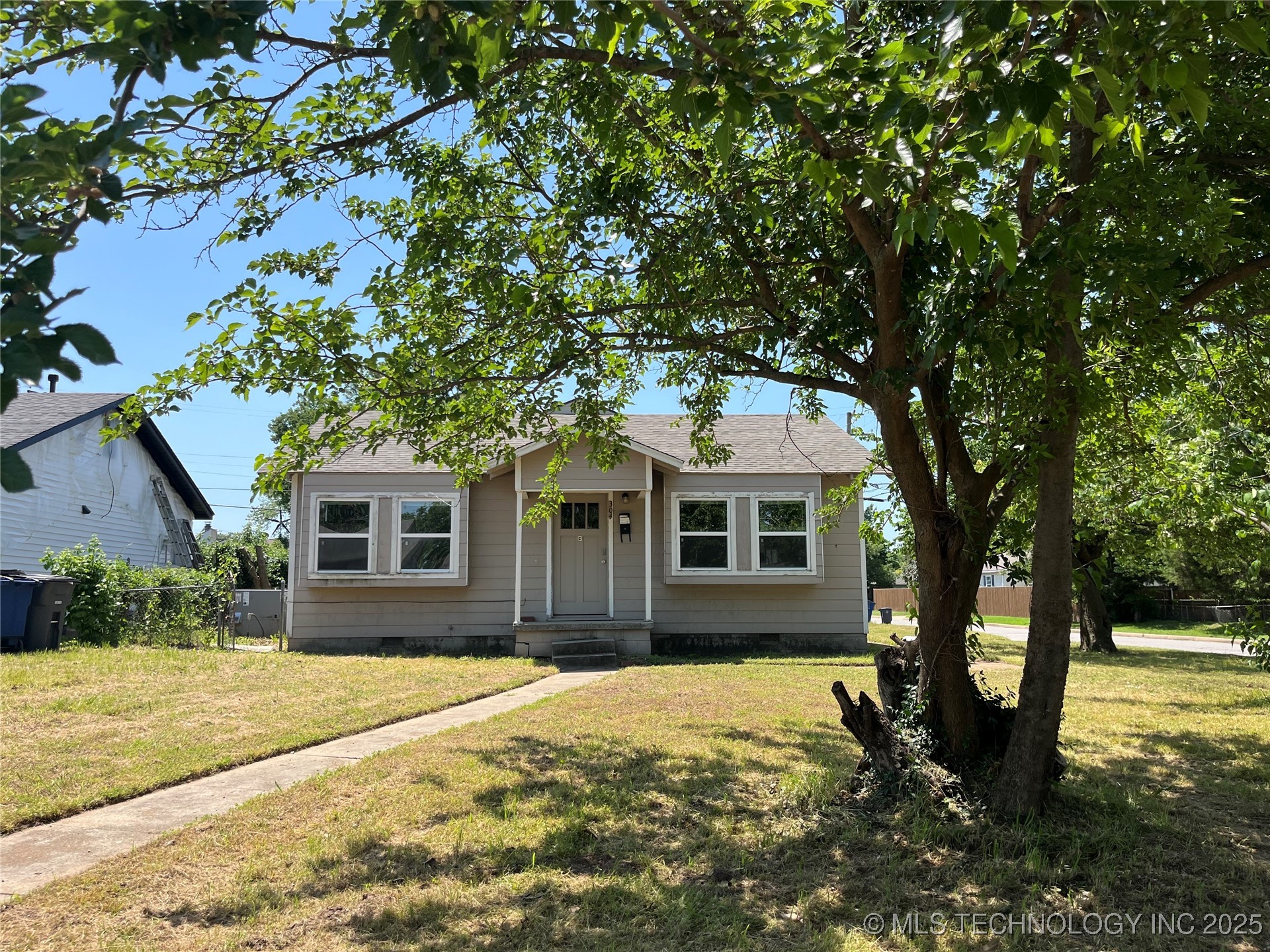 304 E 45th Court Property Photo 2