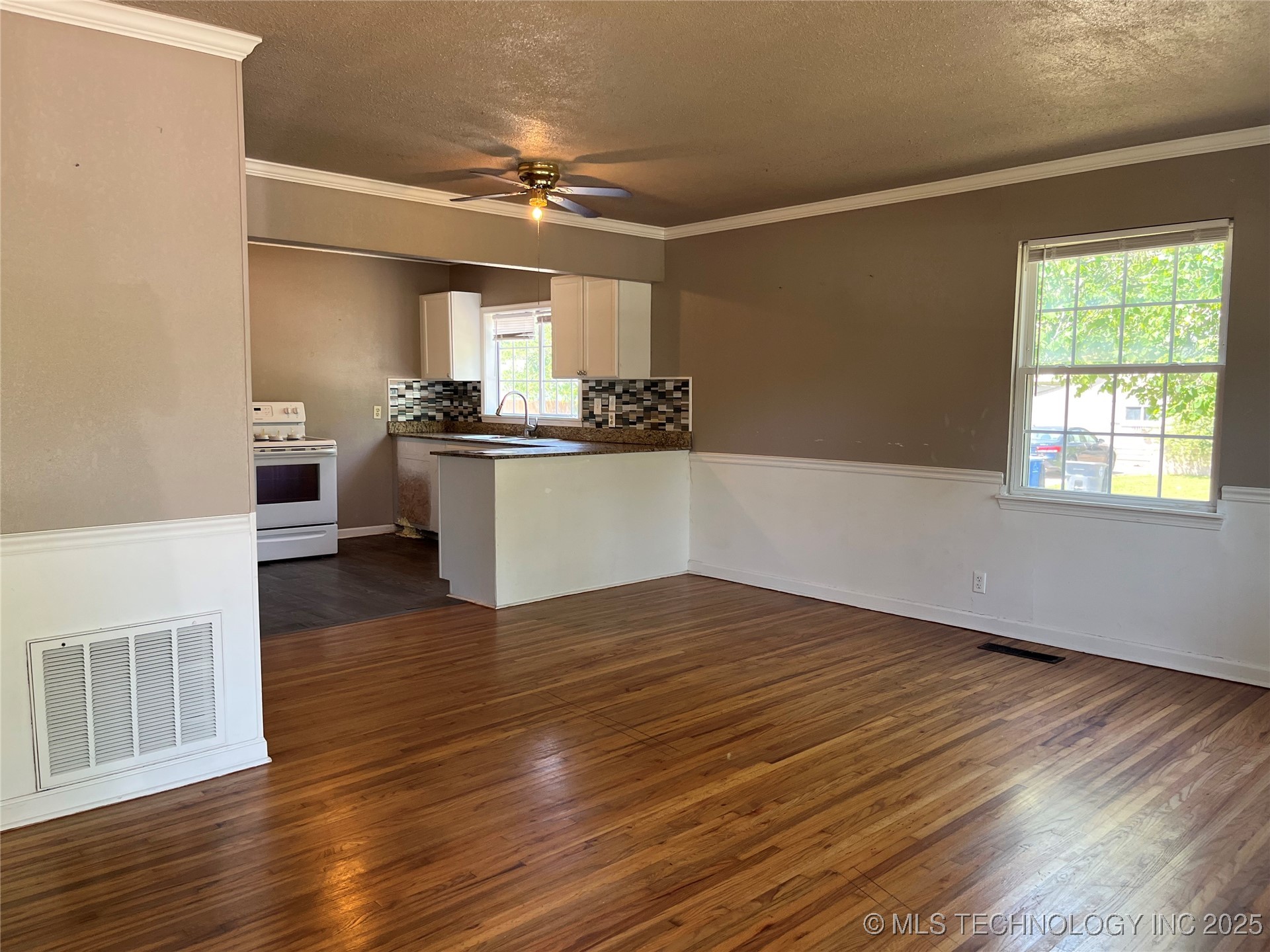 304 E 45th Court Property Photo 5