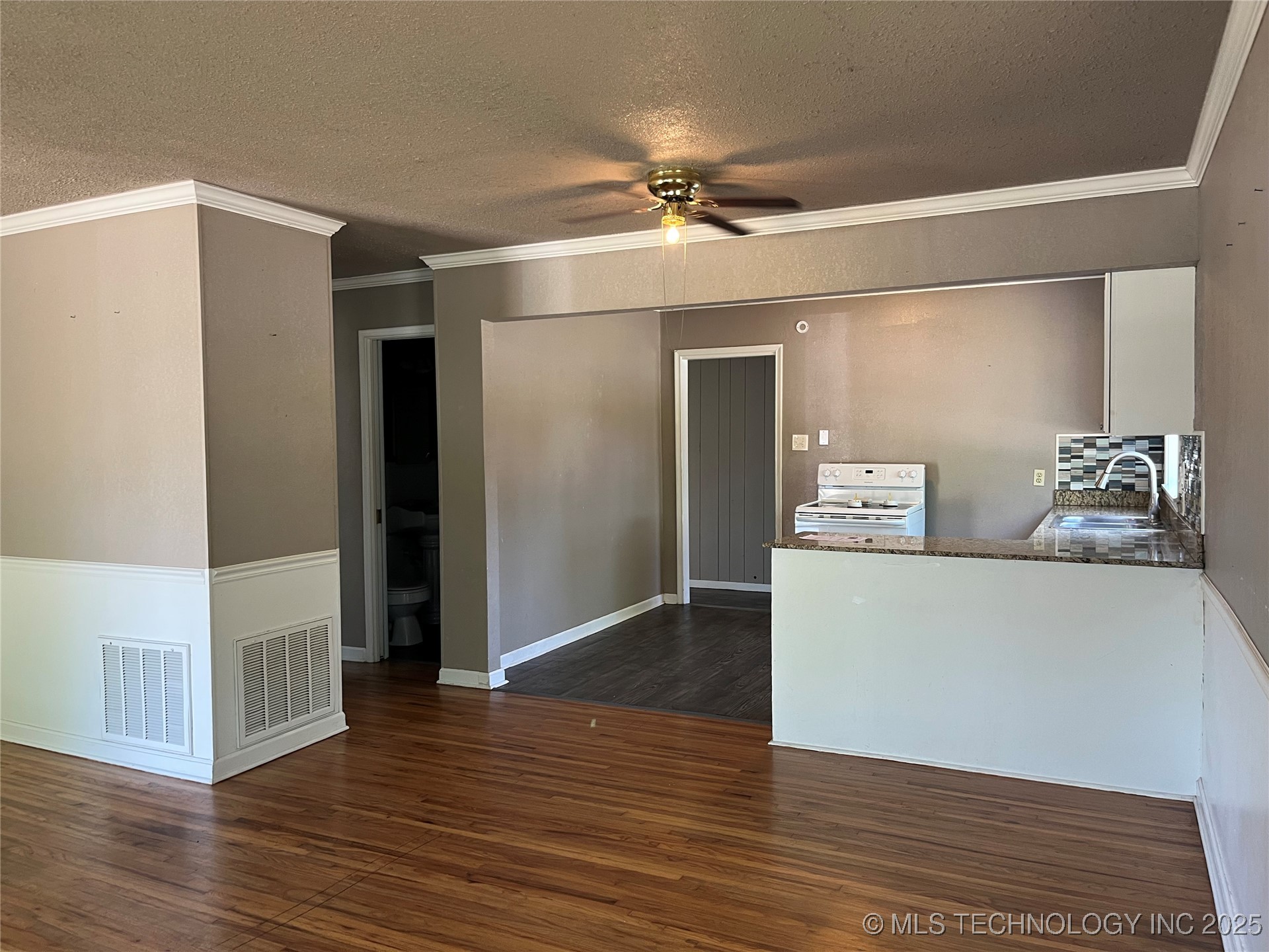 304 E 45th Court Property Photo 6