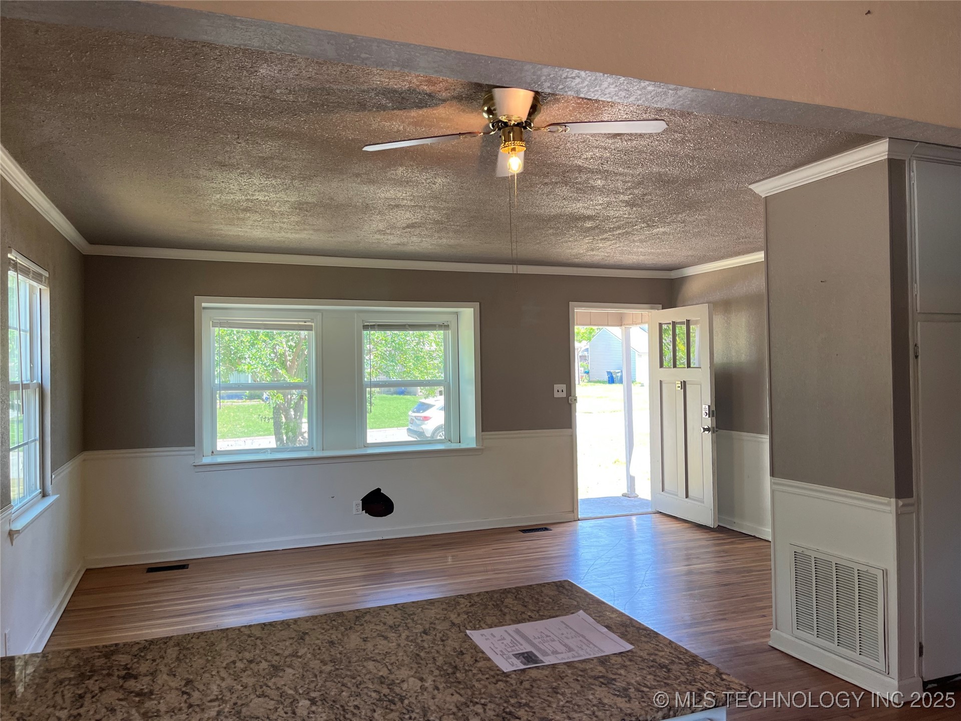 304 E 45th Court Property Photo 7