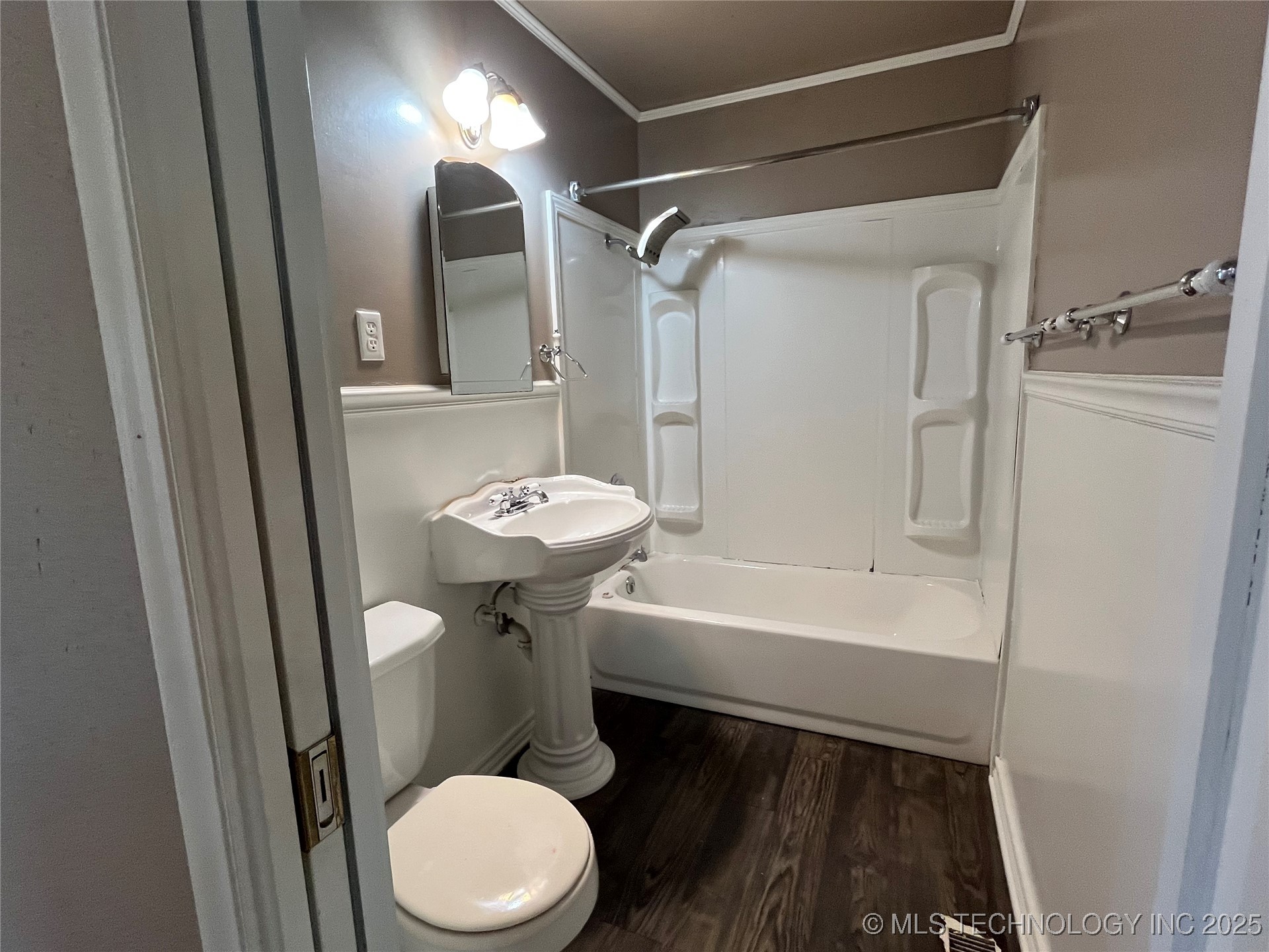 304 E 45th Court Property Photo 9