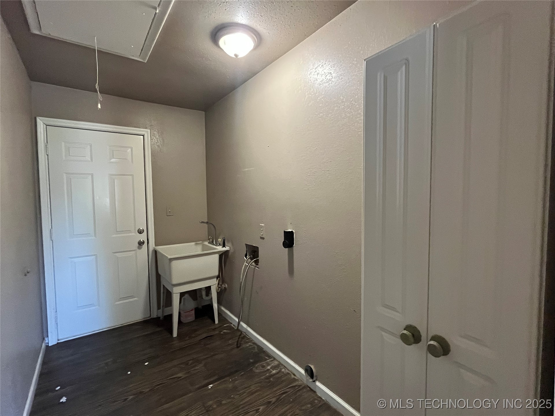 304 E 45th Court Property Photo 15